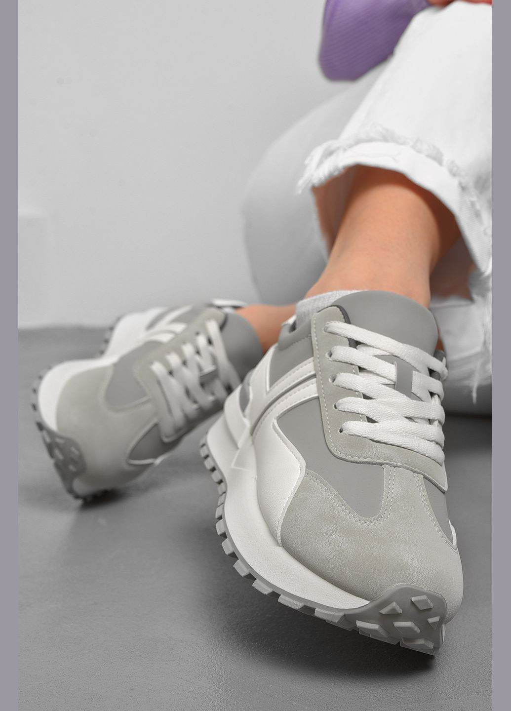 Серые демисезонные кроссовки женские серого цвета с белым на шнуровке Let's Shop