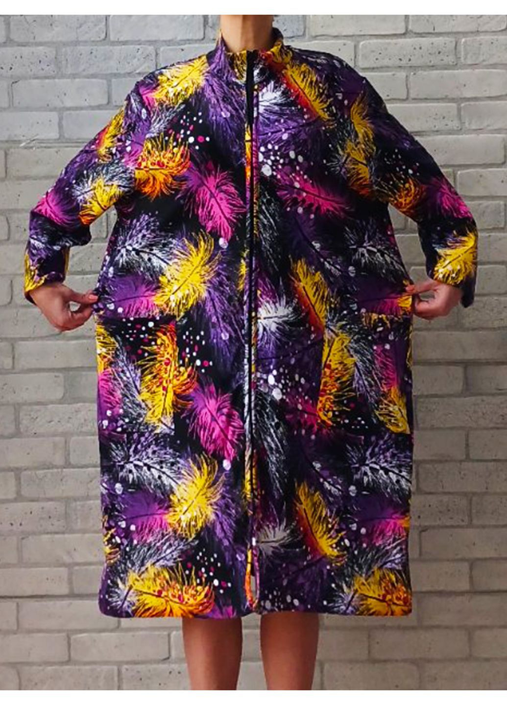 Жіночий халат на блискавці, великого розміру батал, з кишенями довгий рукав, темно синій принт в яскраве пір'я двонитка No Brand (368883067)