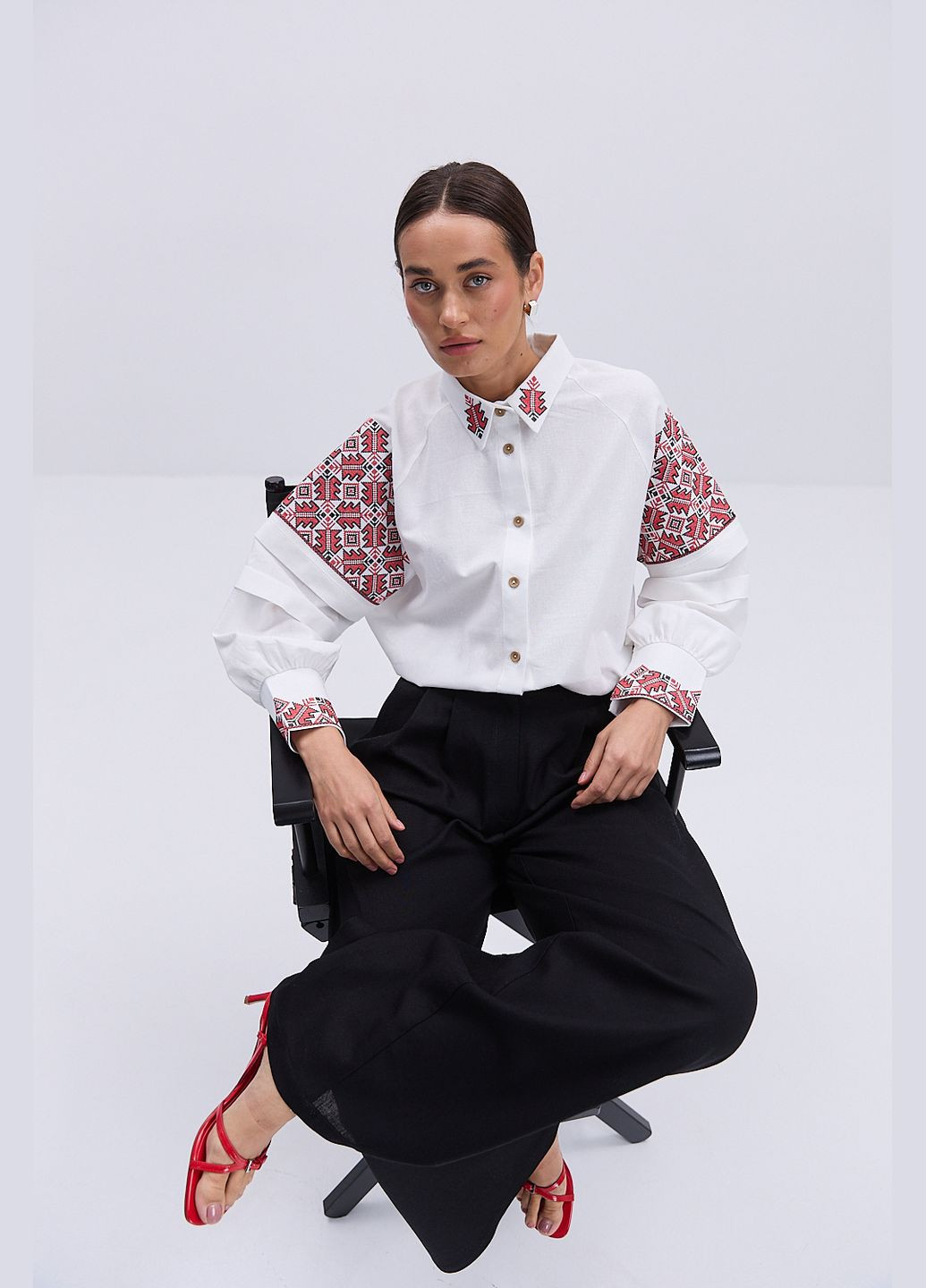 Молочная женская рубашка-вышиванка молочная с черными геометрическими узорами Arjen лен (330988507)