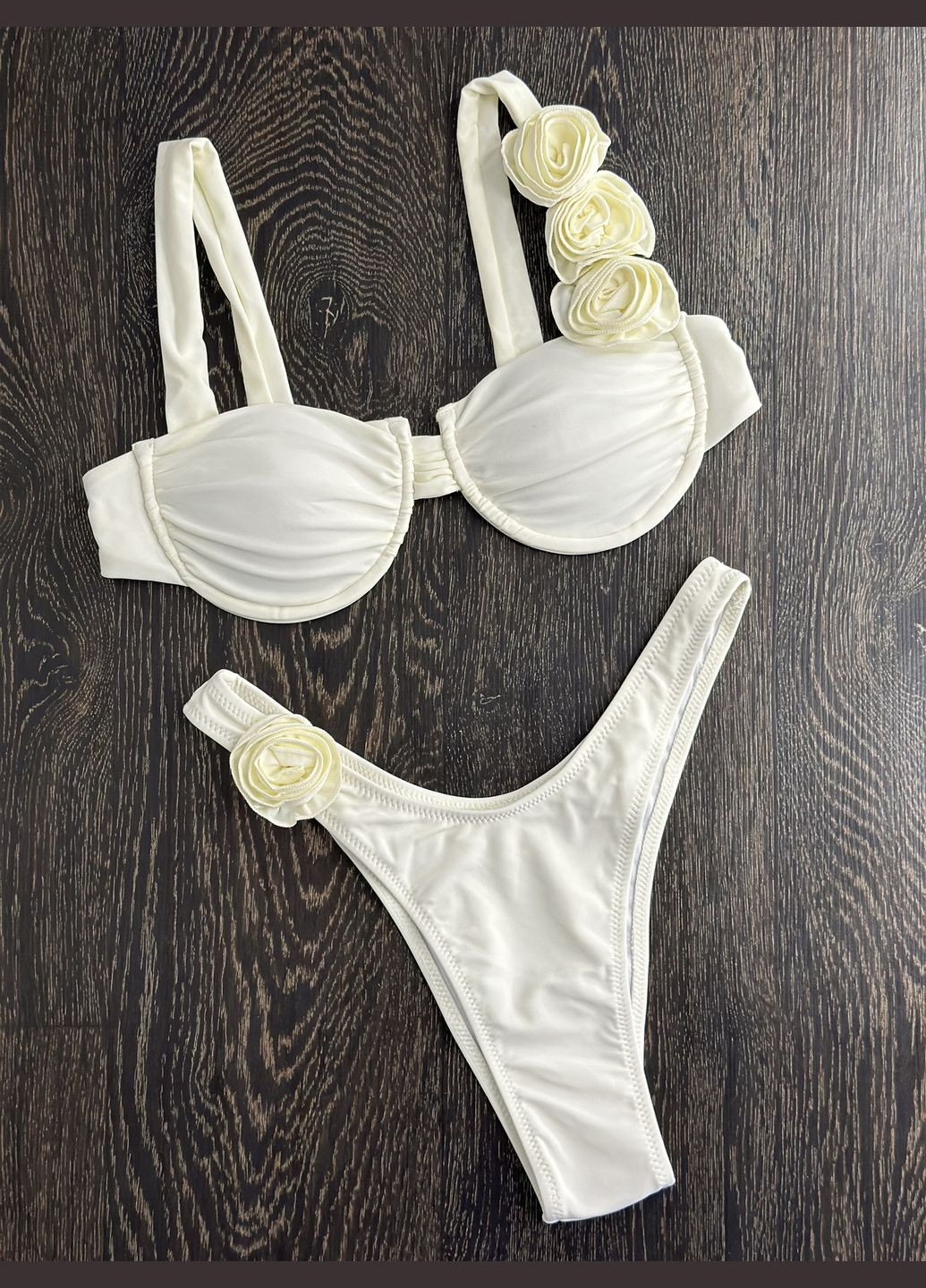 Молочний літній жіночий роздільний купальник бразильське бікіні з кісточками та об'ємними квітами 3d flowers бузковий No Brand