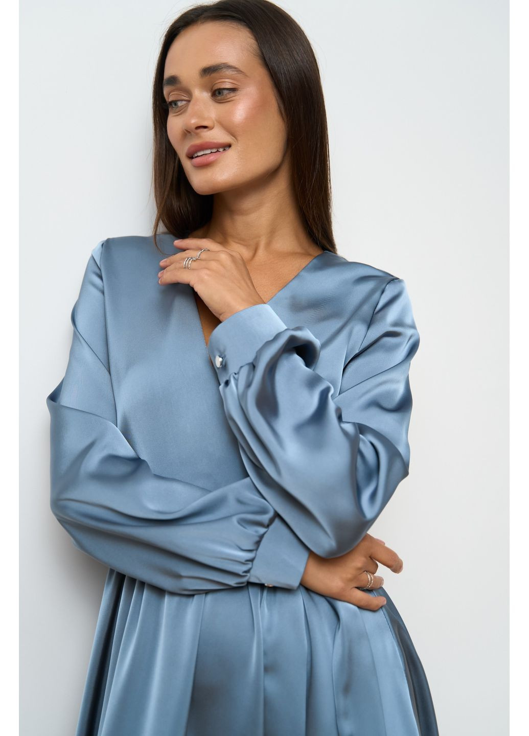 Серое платье меди серого цвета No Brand