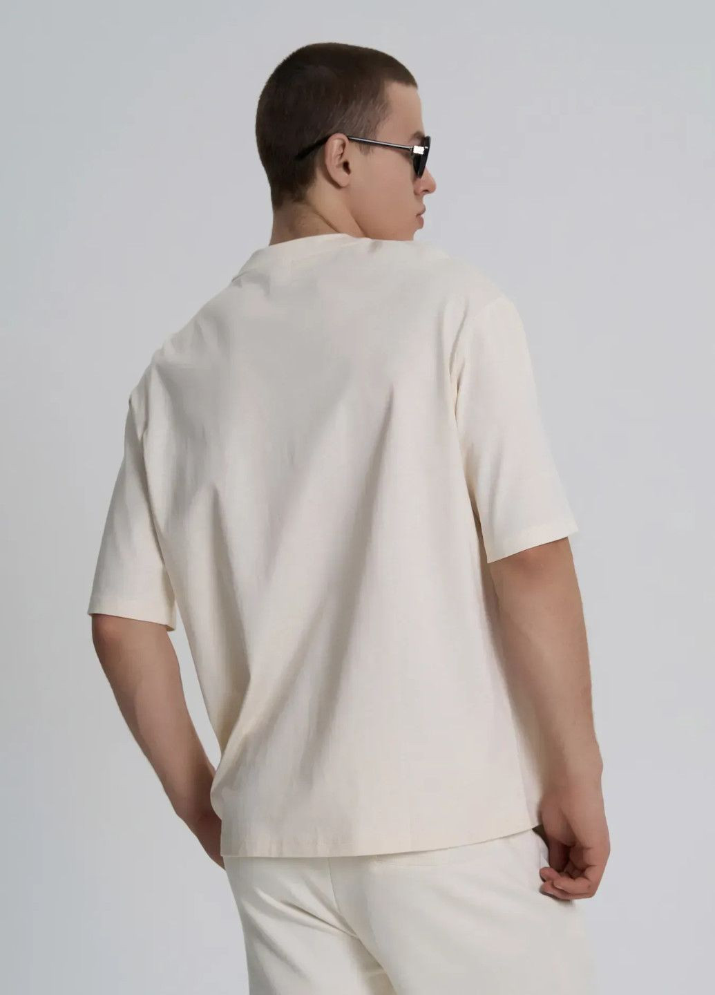 Світло-бежева футболка чоловіча з коротким рукавом Роза