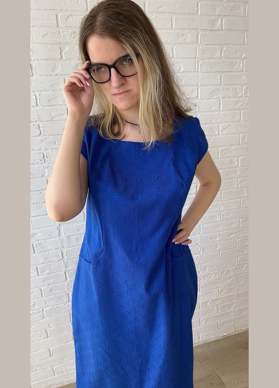 Синее повседневный, кэжуал синее кримпленовое летнее женское платье-футляр миди с геометрическим принтом с ромбиками платье-футболка, футляр No Brand с геометрическим узором