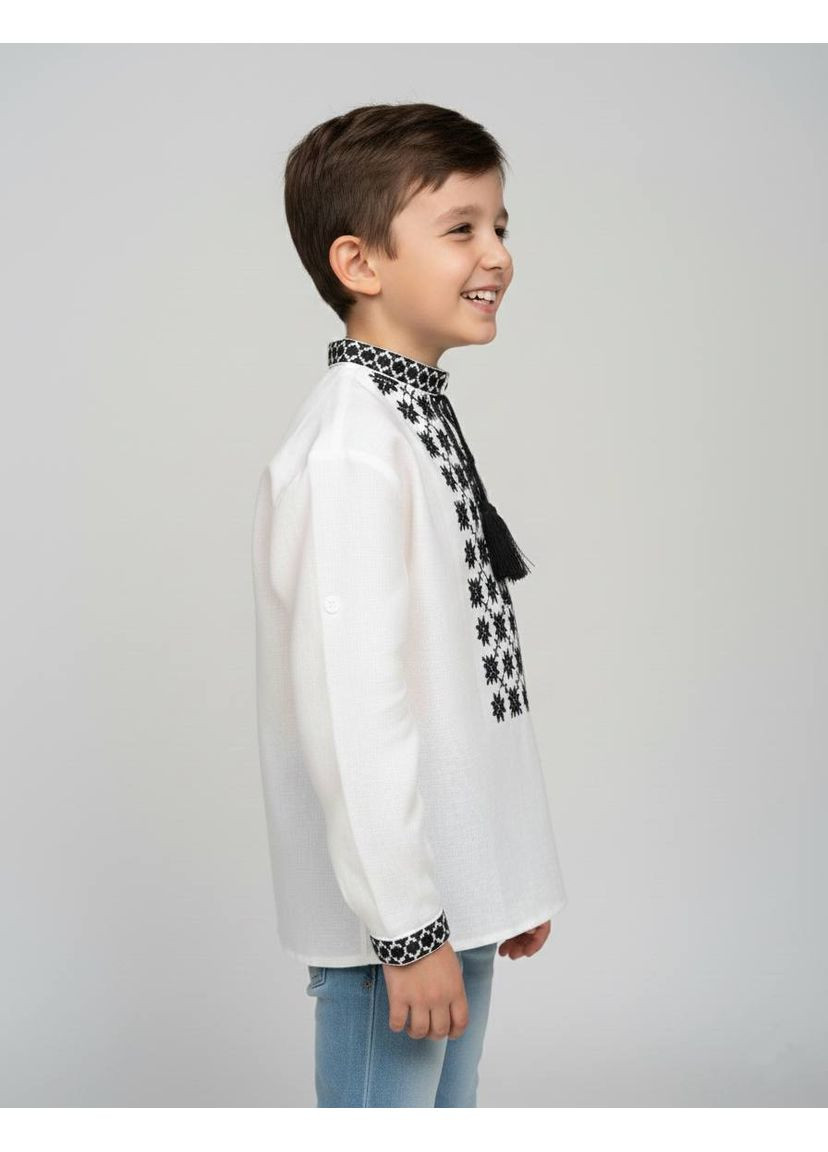 Белая вышиванка детская для мальчика несокрушимая, льняная/хлопчатобумажная, машинная вышивка крестиком, белая с черным, 116-170 Piccolo узор геометрический лен (371401893)