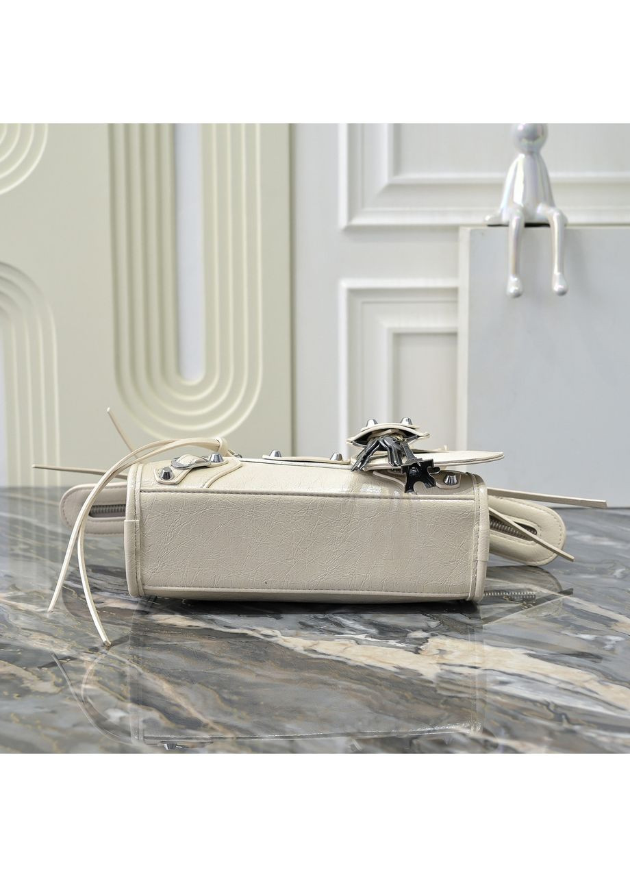 Жіноча сумка 10636 маленька з двома ручками в заклепках з дзеркалом-серцем No Brand (366871922)