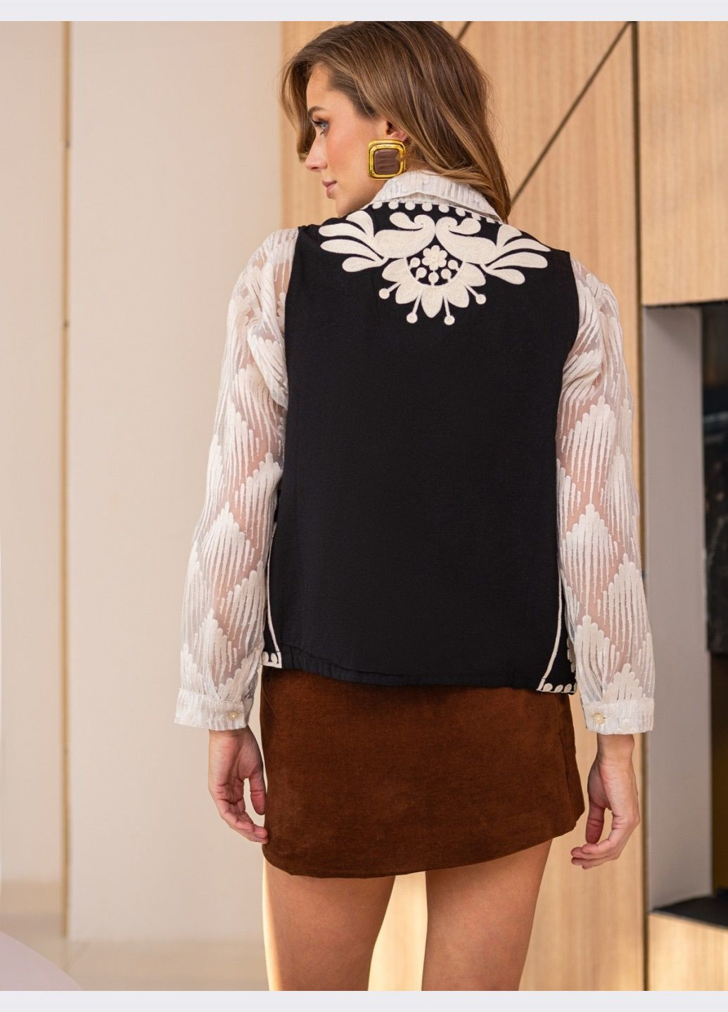 жилет чорного кольору з вишивкою Dressa (324103563)