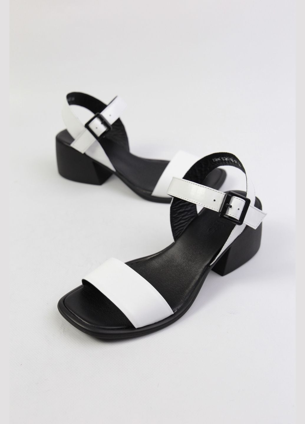 Белые босоножки Benito без застежки