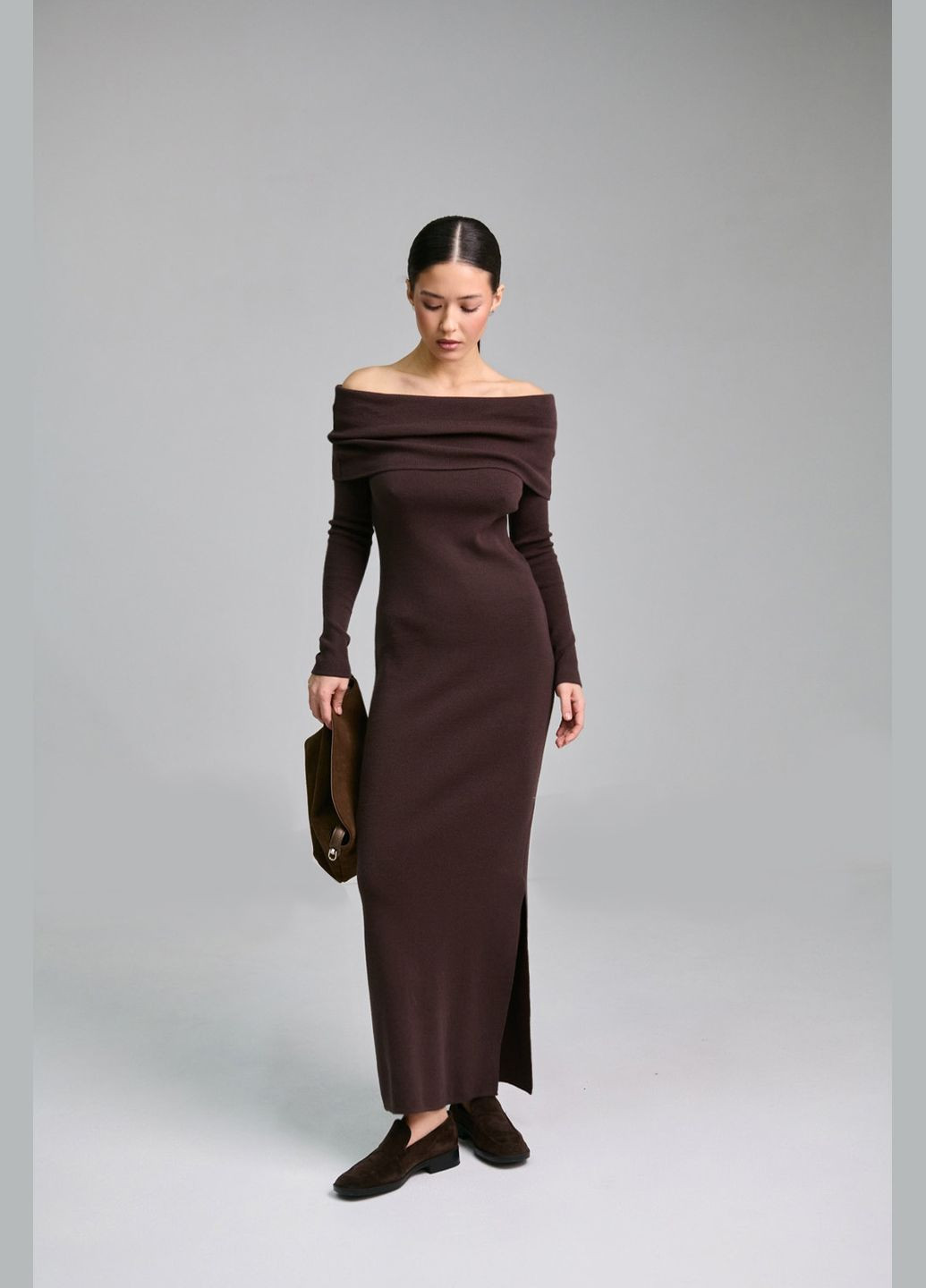 Коричневое роскошное платье с открытыми плечами Triko Bakh однотонное