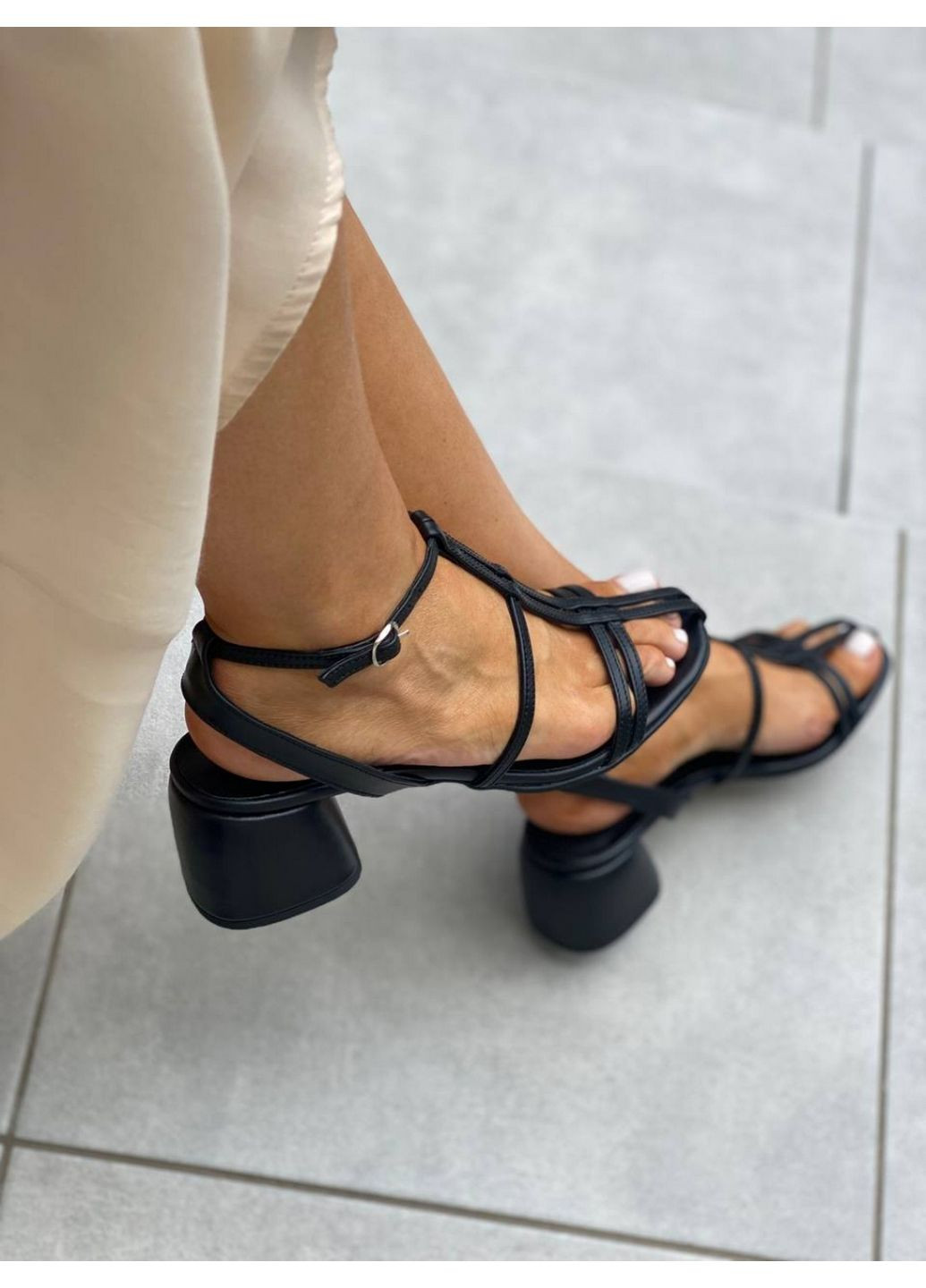Черные кожаные женские босоножки VZUTIK
