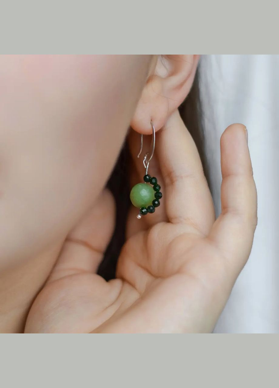 Серьги натуральный камень Нефрит + Авантюрин зеленый d-10х3мм+- фур-ра гип-ный сплав цвет Родий L-35мм No Brand Підвіски (302010391)