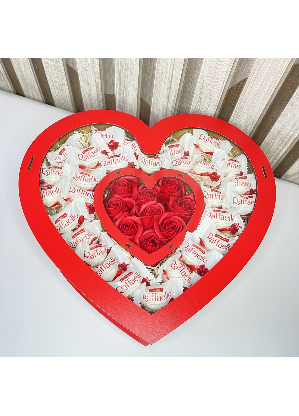 Подарунковий бокс в дерев'яній коробці у формі серця з цукерками Raffaello та мильними трояндами No Brand (355801960)