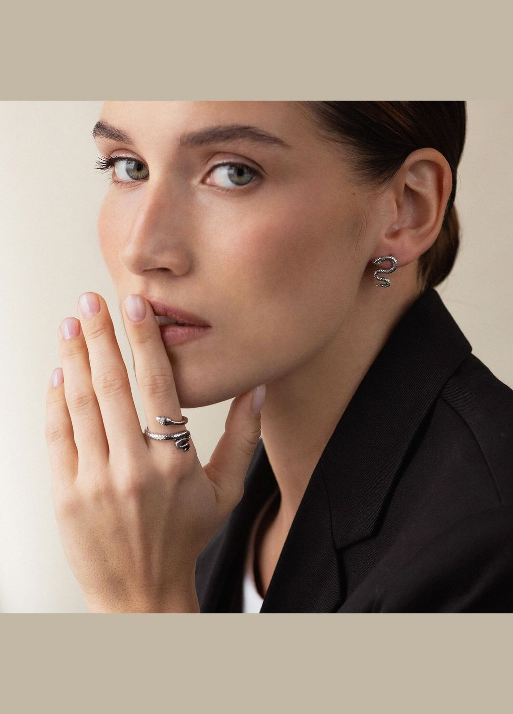 Серебряные серьги - пусеты Змеи 40019 Oniks (264392704)