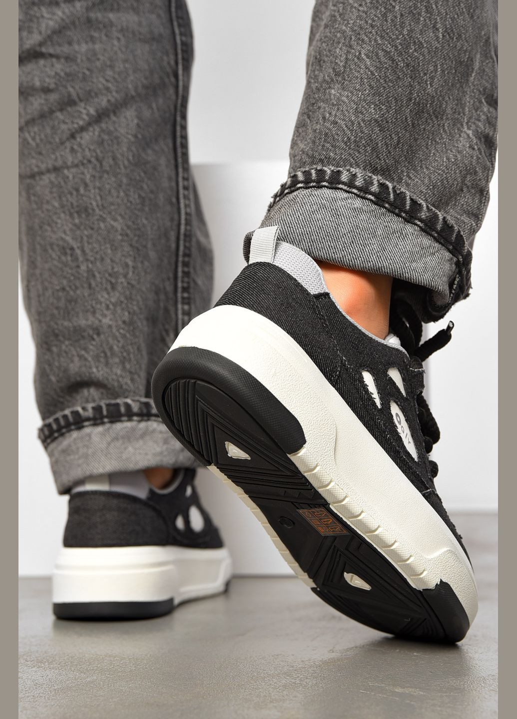 Кроссовки женские черно-белого цвета на шнуровке Let's Shop чёрно-белые демисезоны (317318887)