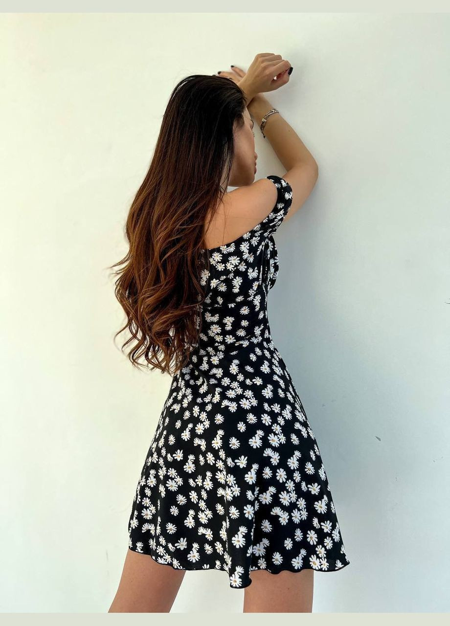 Черно-белое летнее платье в цветочном принте с открытым декольте и спущенным рукавом(на резиночке), прятное к телу платье с разрезом на ноге No Brand с цветочным принтом