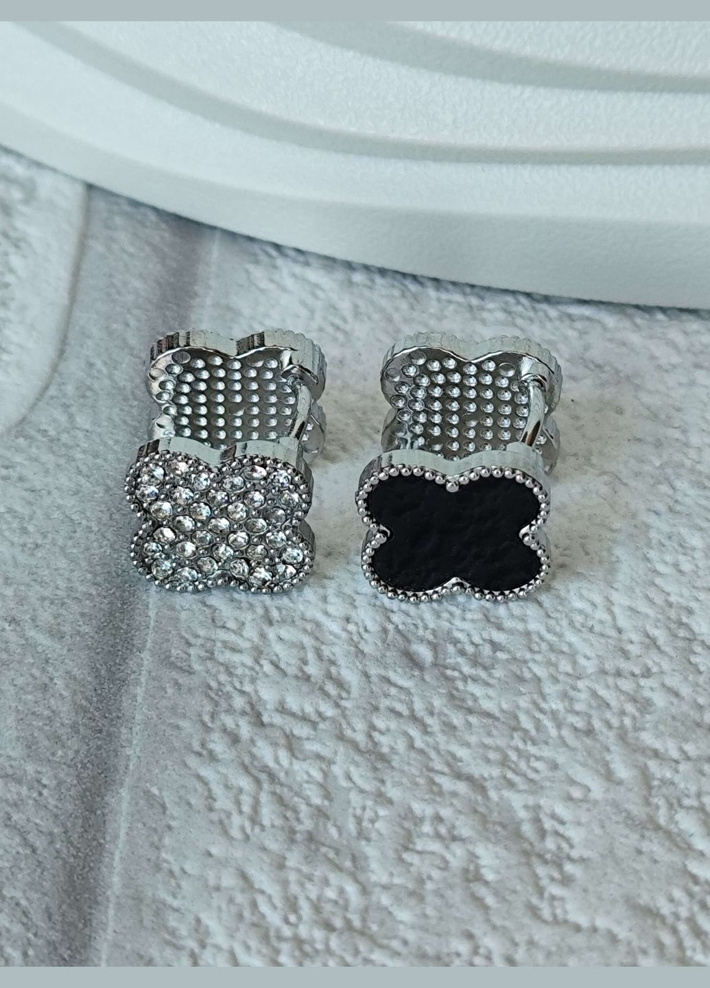 Модные сережки двухсторонние Клевер медсталь чорная эмаль под серебро родий Stainless Steel (336517420)