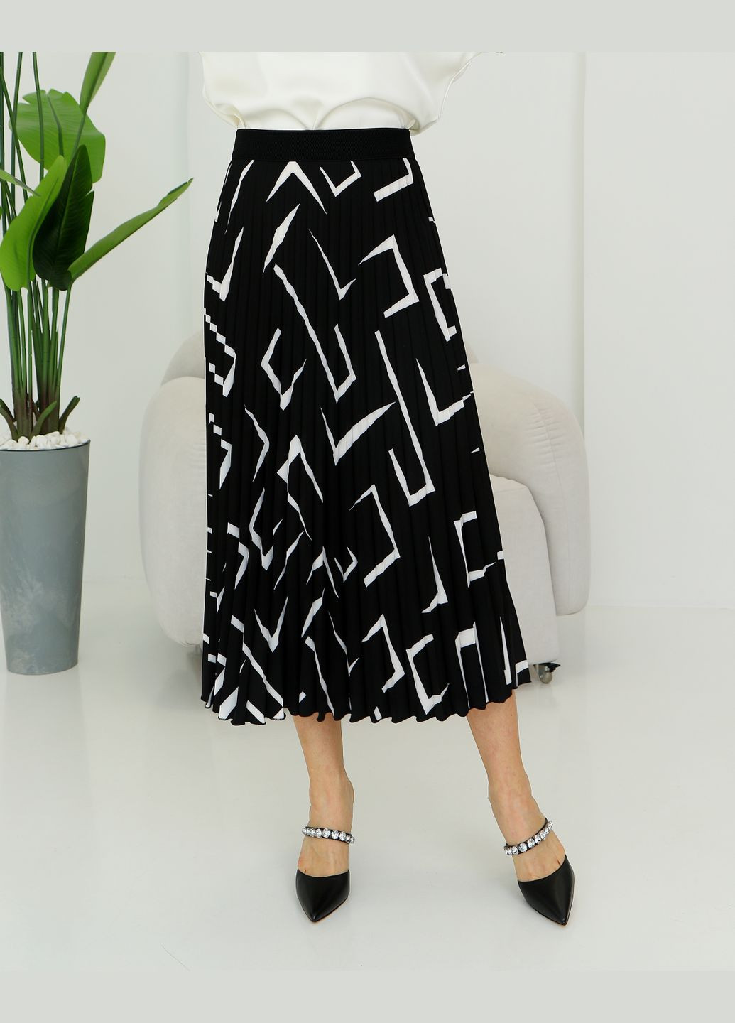 Черно-белая офисная однотонная плиссированная юбка 388ст черная No Brand плиссе