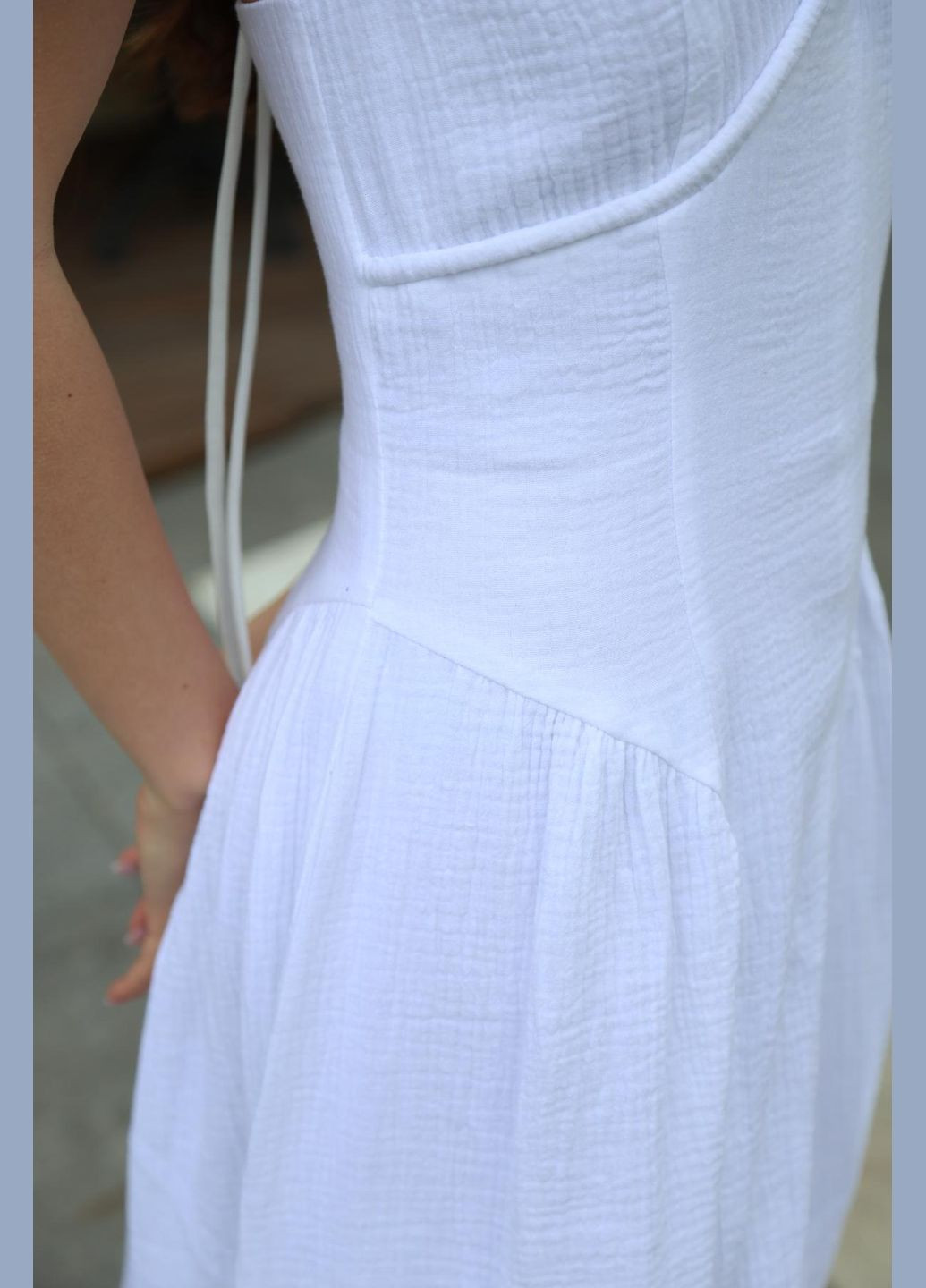 Летний женский романтичное женское платье сарафан из хлопка с запахом и глубоким вырезом для прогулок летом белое Intruder