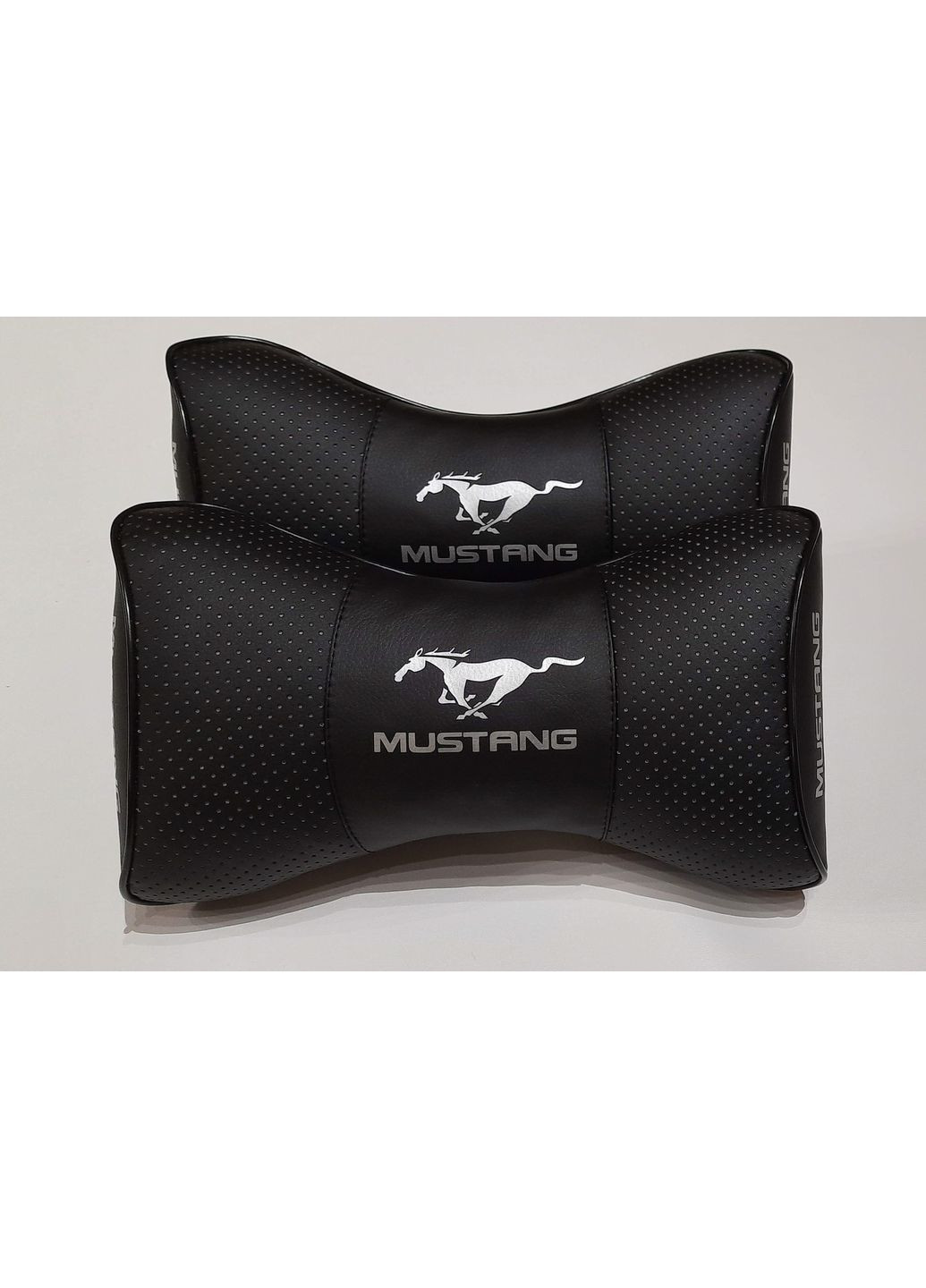 Подушка на підголовник авто Mustang 1шт. No Brand (351901857)