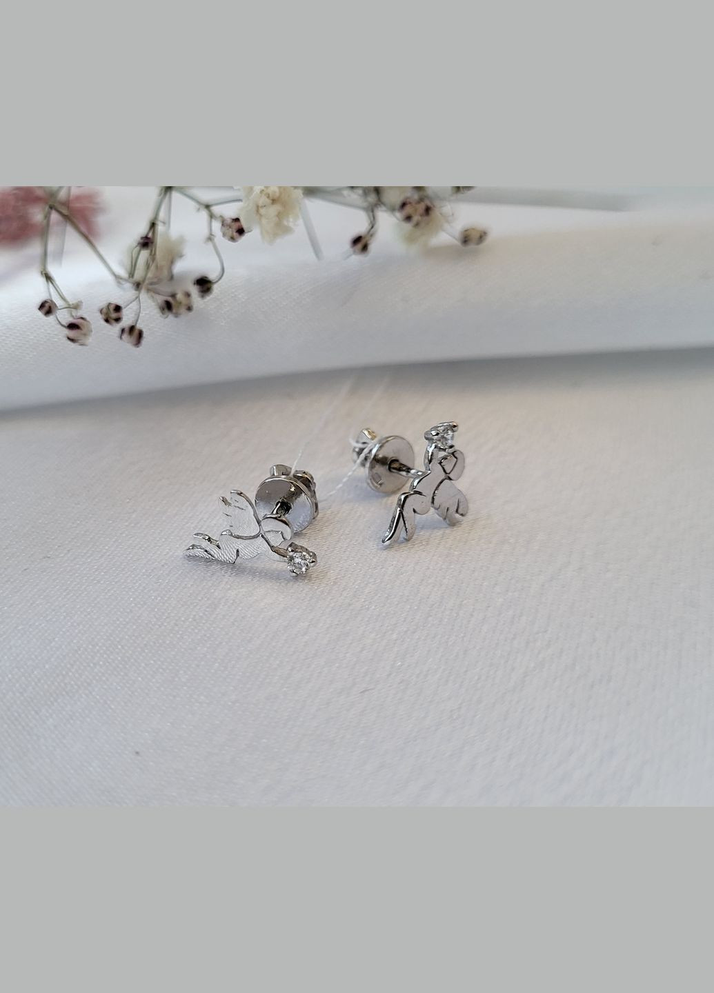 Срібні сережки гвоздики Янголятко з Білим каменем срібло 925 проби Родоване 5428р 1.40г No Brand (306741757)