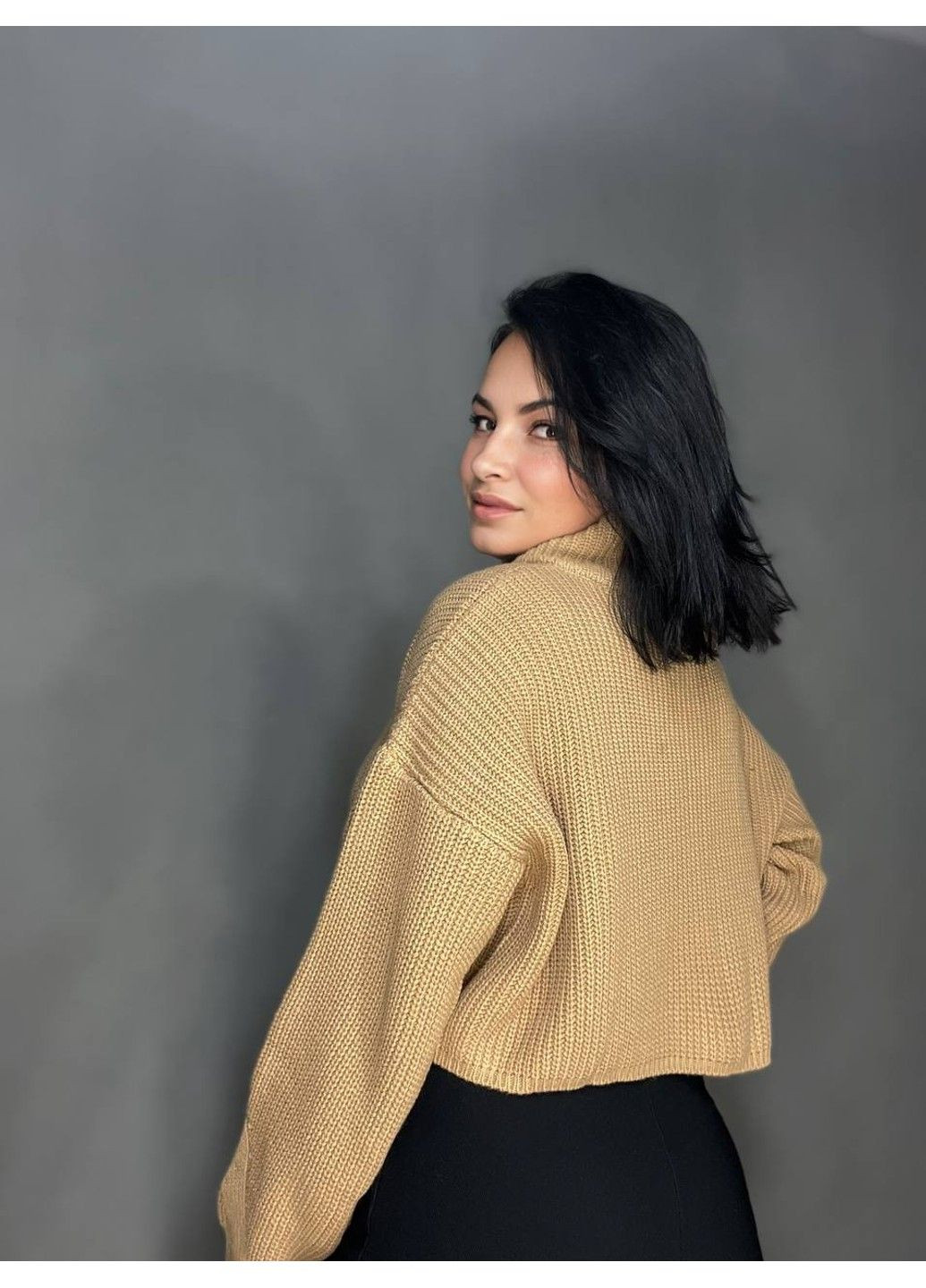 Темно-бежевий демісезонний светр жіночий 6752 короткий широкий оверсайз блискавка на комірі MIX RAY