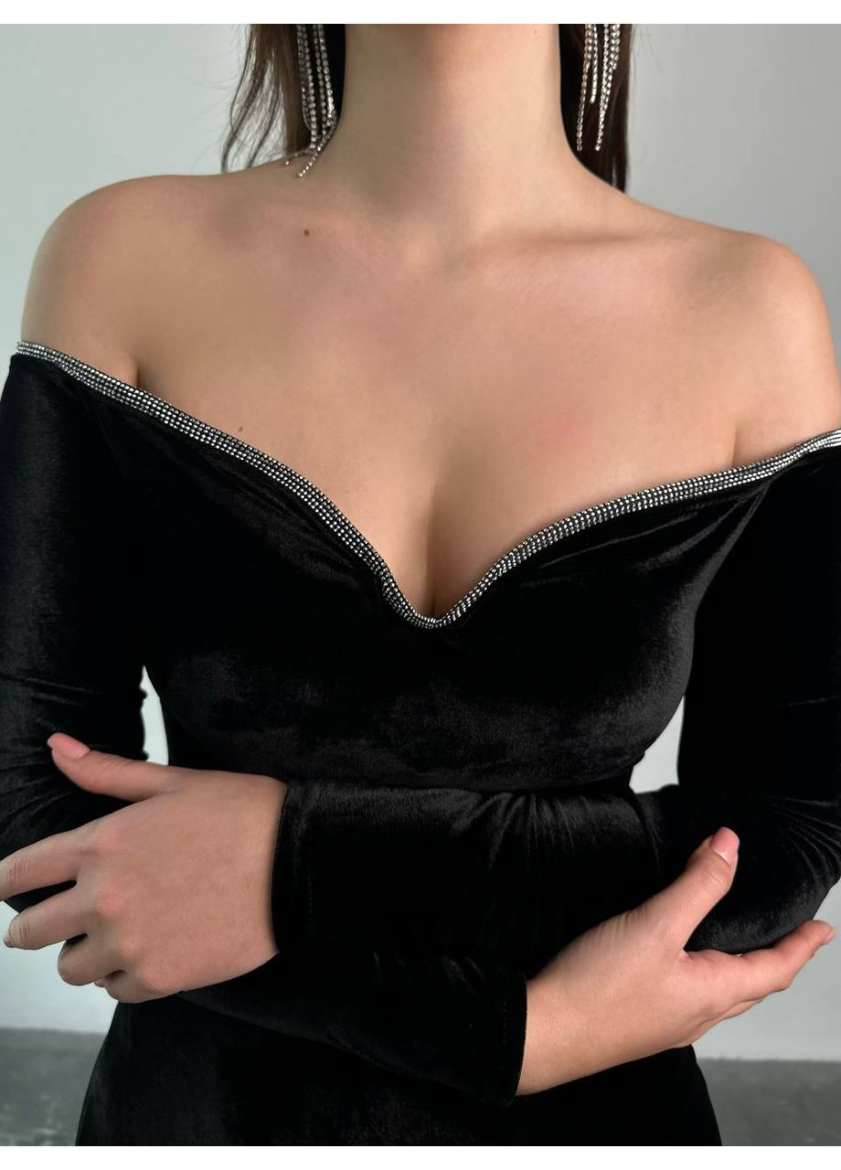 Черное праздничный приталенное платье из королевского бархата с декором из стразов — замеры в описании с открытыми плечами Vione однотонное