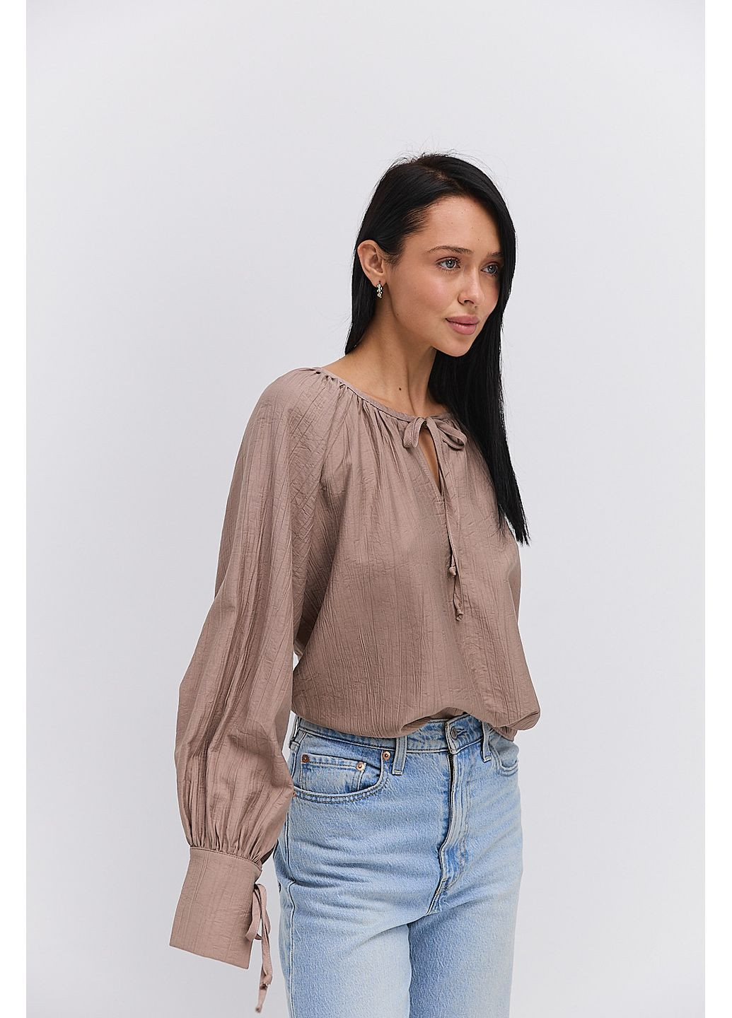 Темно-бежева жіноча блуза чорна з високими манжетами на завязках Arjen