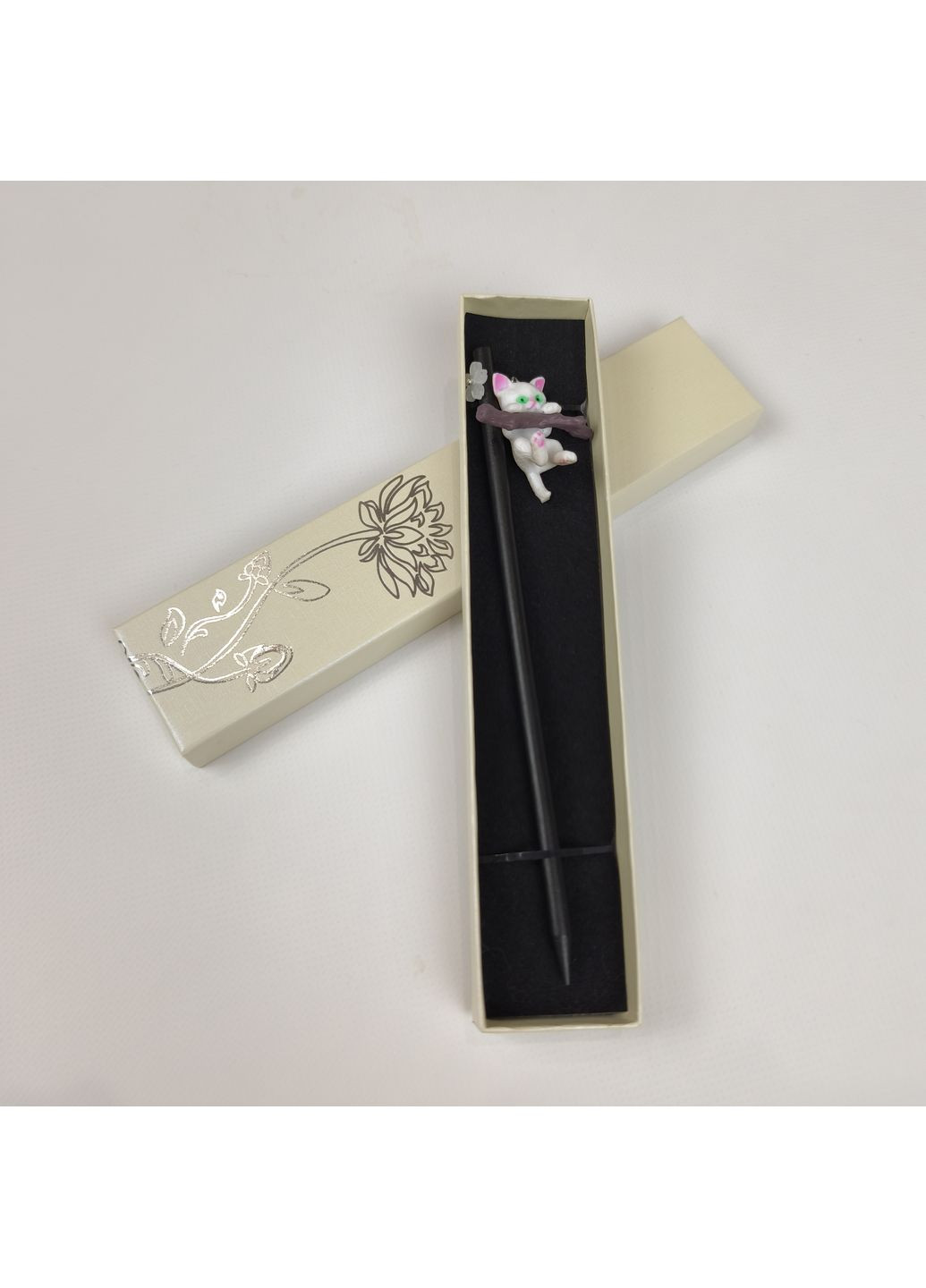 Китайська паличка дерев'яна шпилька для волосся з прикрасою у формі котик у подарунковій коробочці, чорна No Brand (352474435)