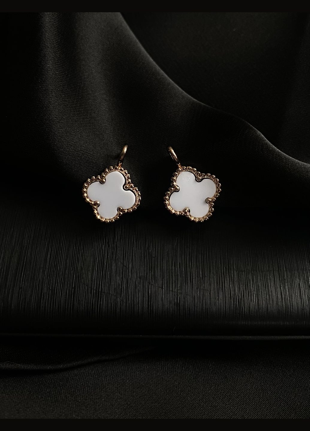 Серьги "Клевер" английский замок белого цвета 30715 No Brand (335817573)