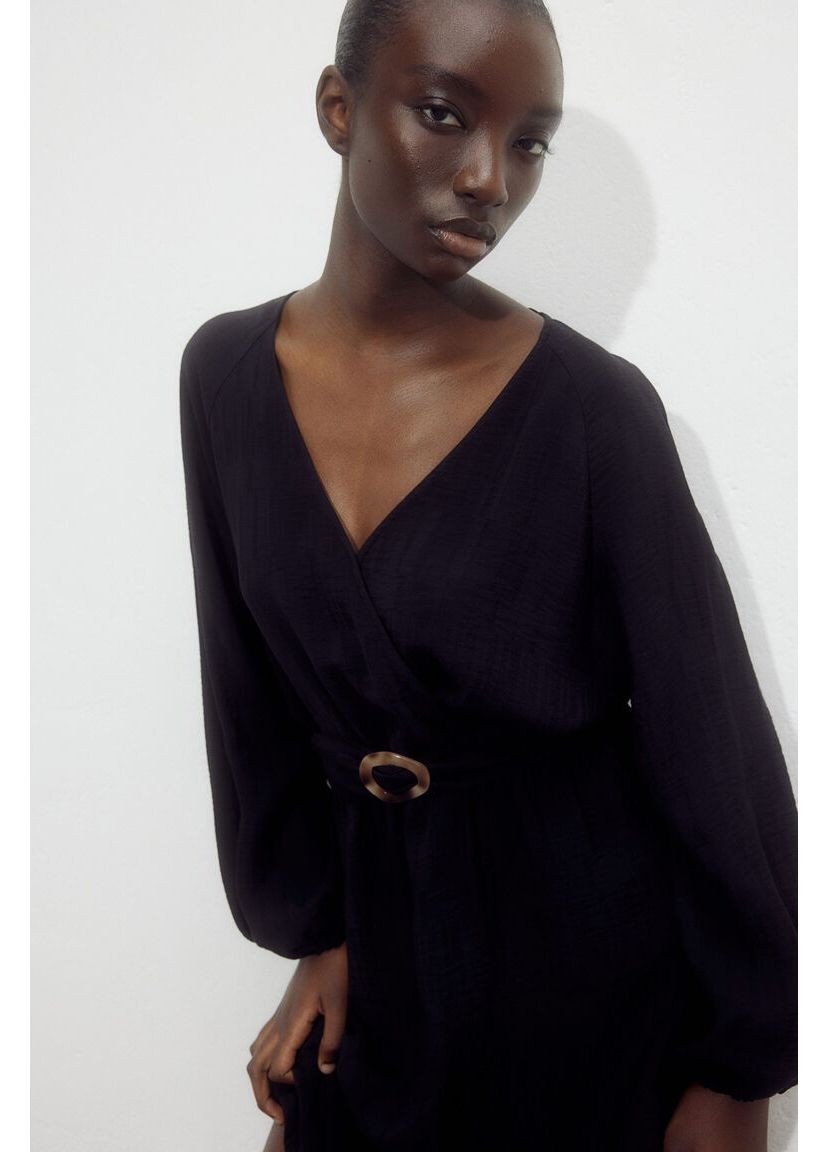 Черное кэжуал платье с поясом H&M однотонное