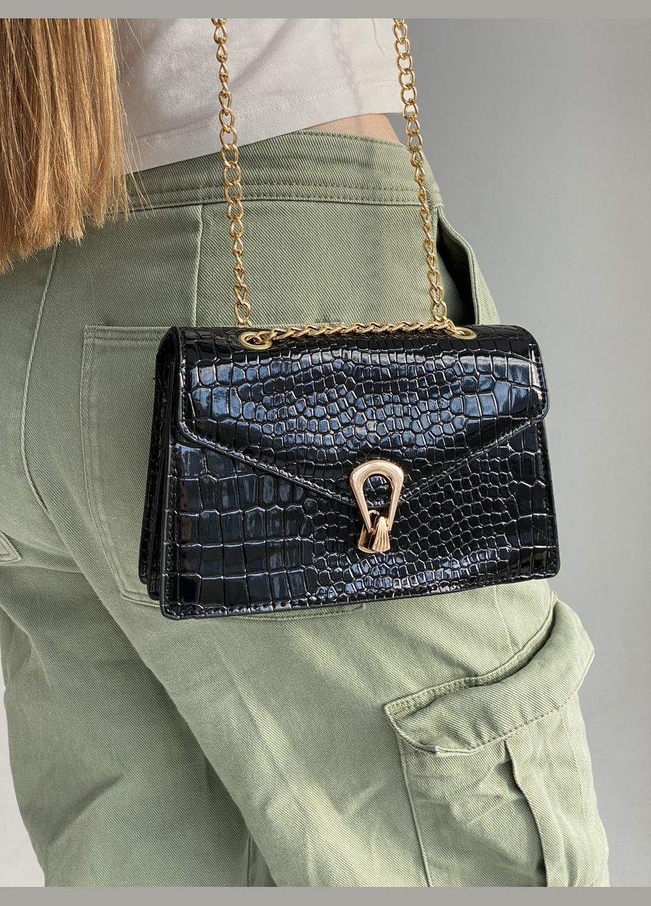 Жіноча сумка через плече крос-боді на ланцюжку рептилія чорна No Brand (292631158)