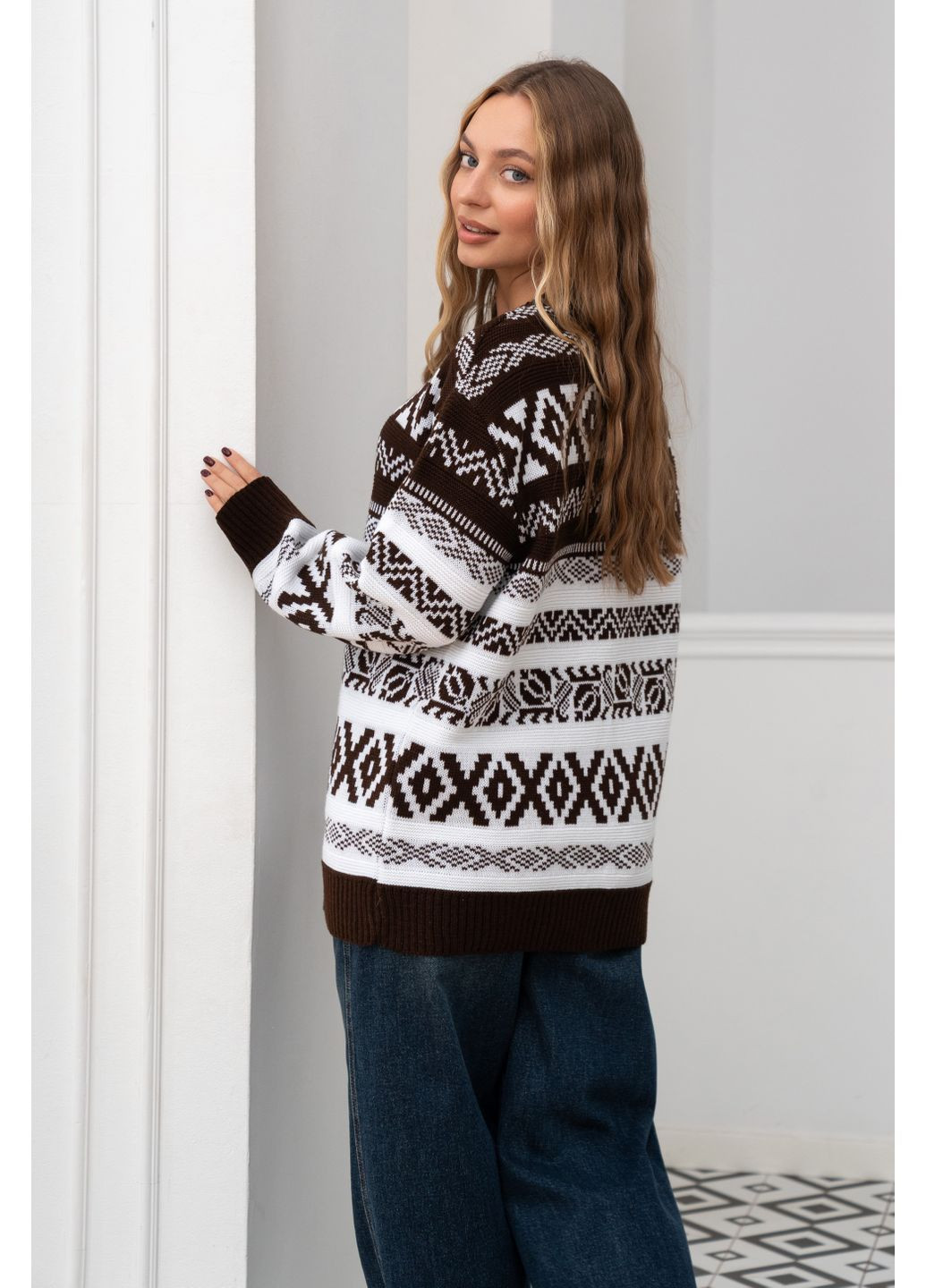 Коричневий жіночий вязаний вовняний светр ягода подовжений з орнаментом беж You Best