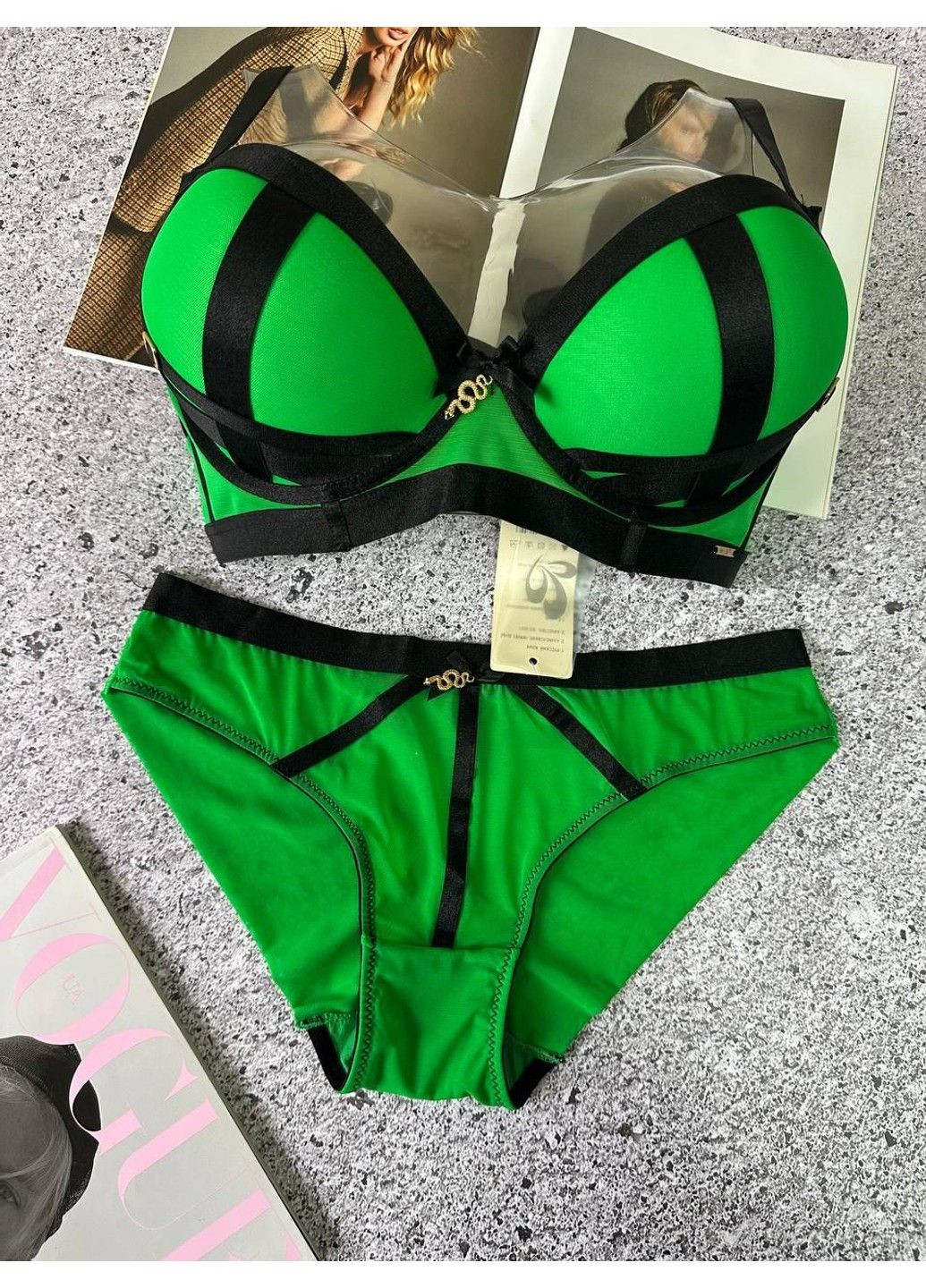 Зеленый идеальный комплект ажурный бюстгальтер и трусики на средней посадке зеленый Weiyesi