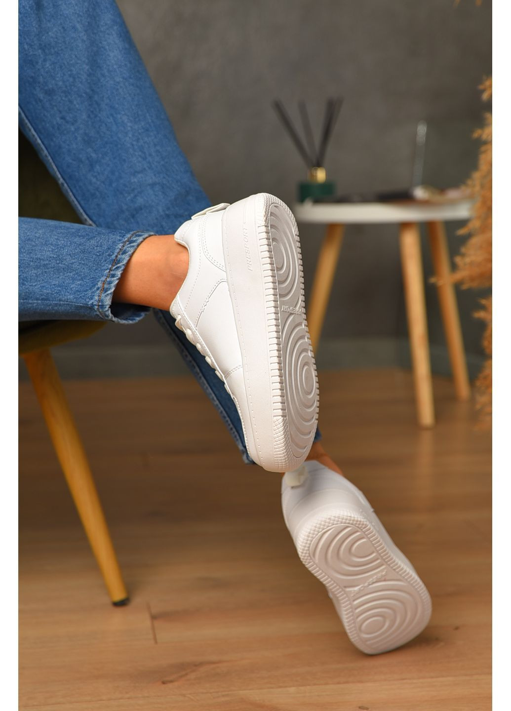 Кроссовки женские белого цвета на шнуровке Let's Shop чёрно-белые демисезоны (361946684)