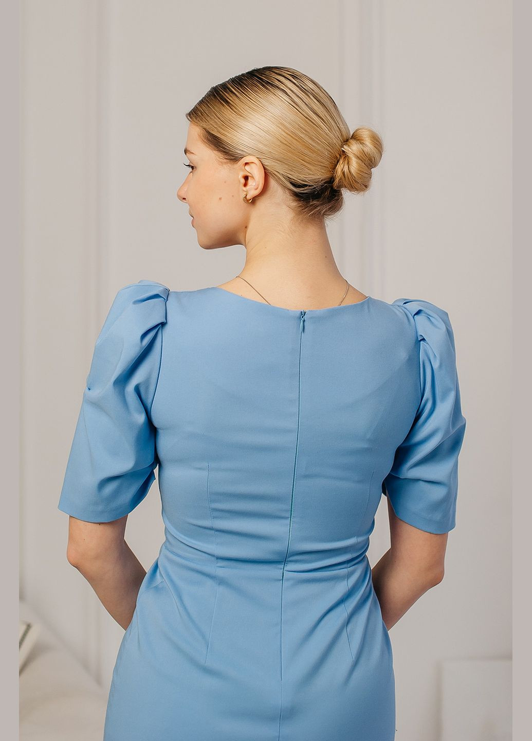 Блакитна святковий жіноча сукня “midnight orchid” міді з фігурною горловиною Lana Bryk однотонна