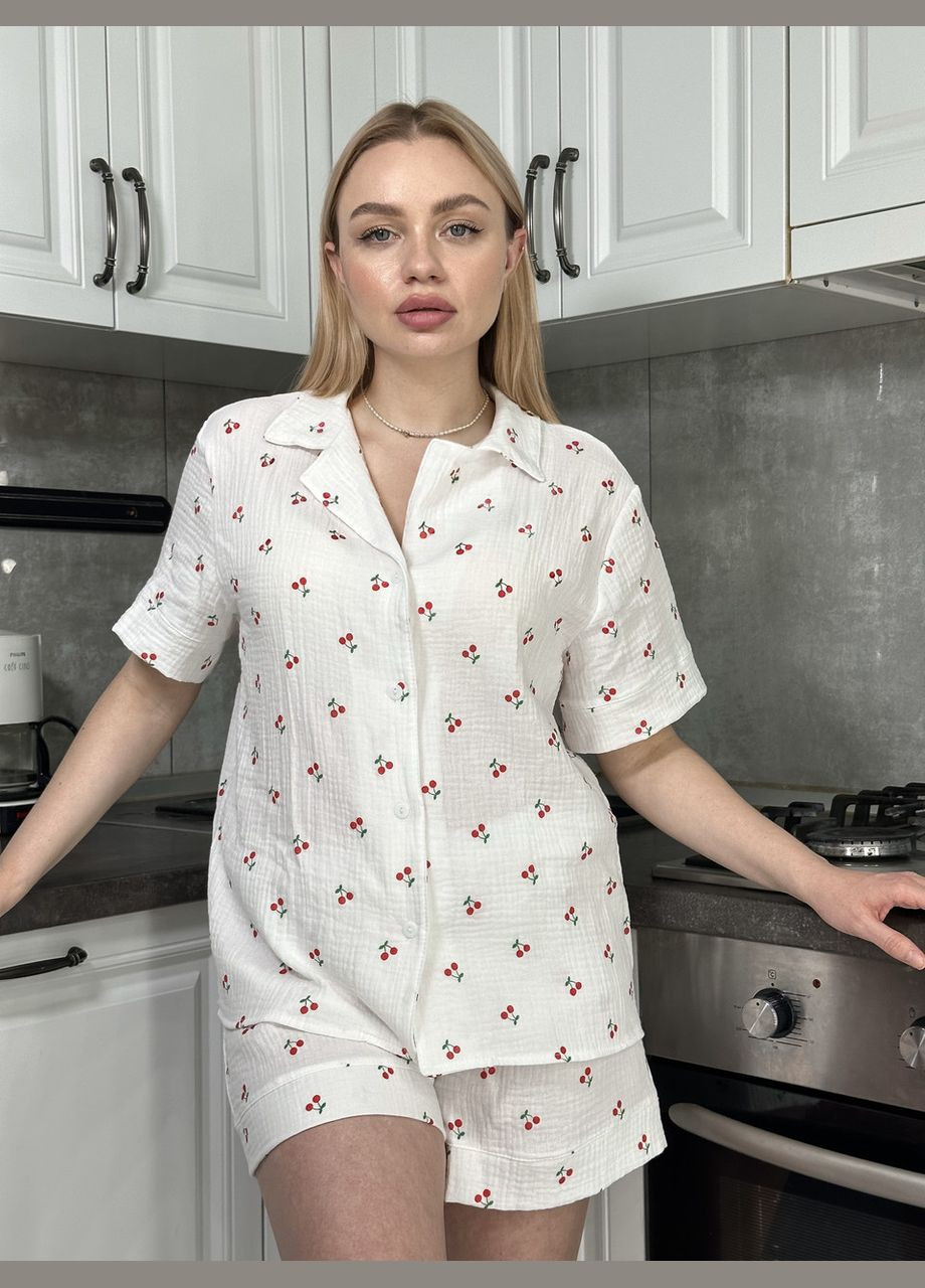 Белая всесезон пижама женская из муслина рубашка и шорты вишни Maybel