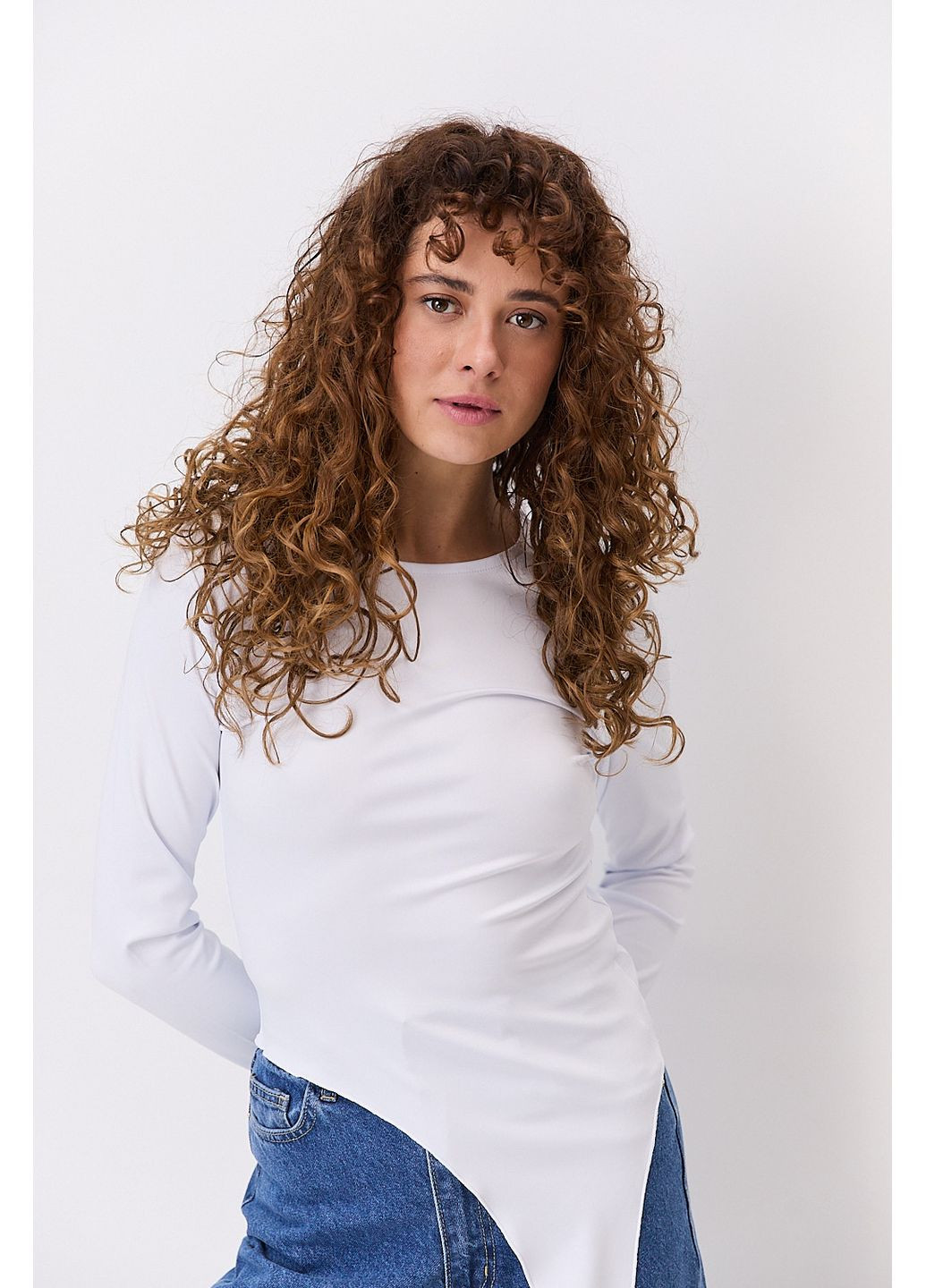 Жіночий лонгслів з мікри чорний з асиметричним низом Arjen (361056908)