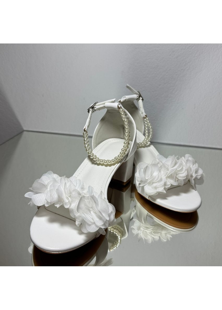 Белые женские свадебные босоножки с цветами и жемчугом 5 см. No Brand с цветами