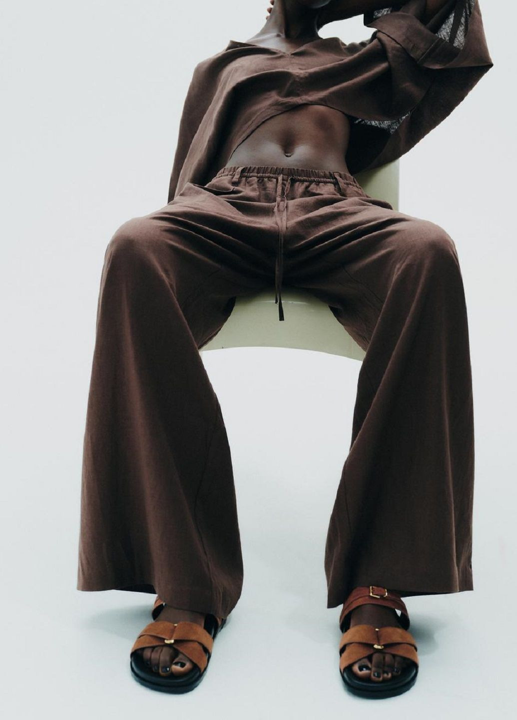 Темно-коричневые шлепанцы Zara