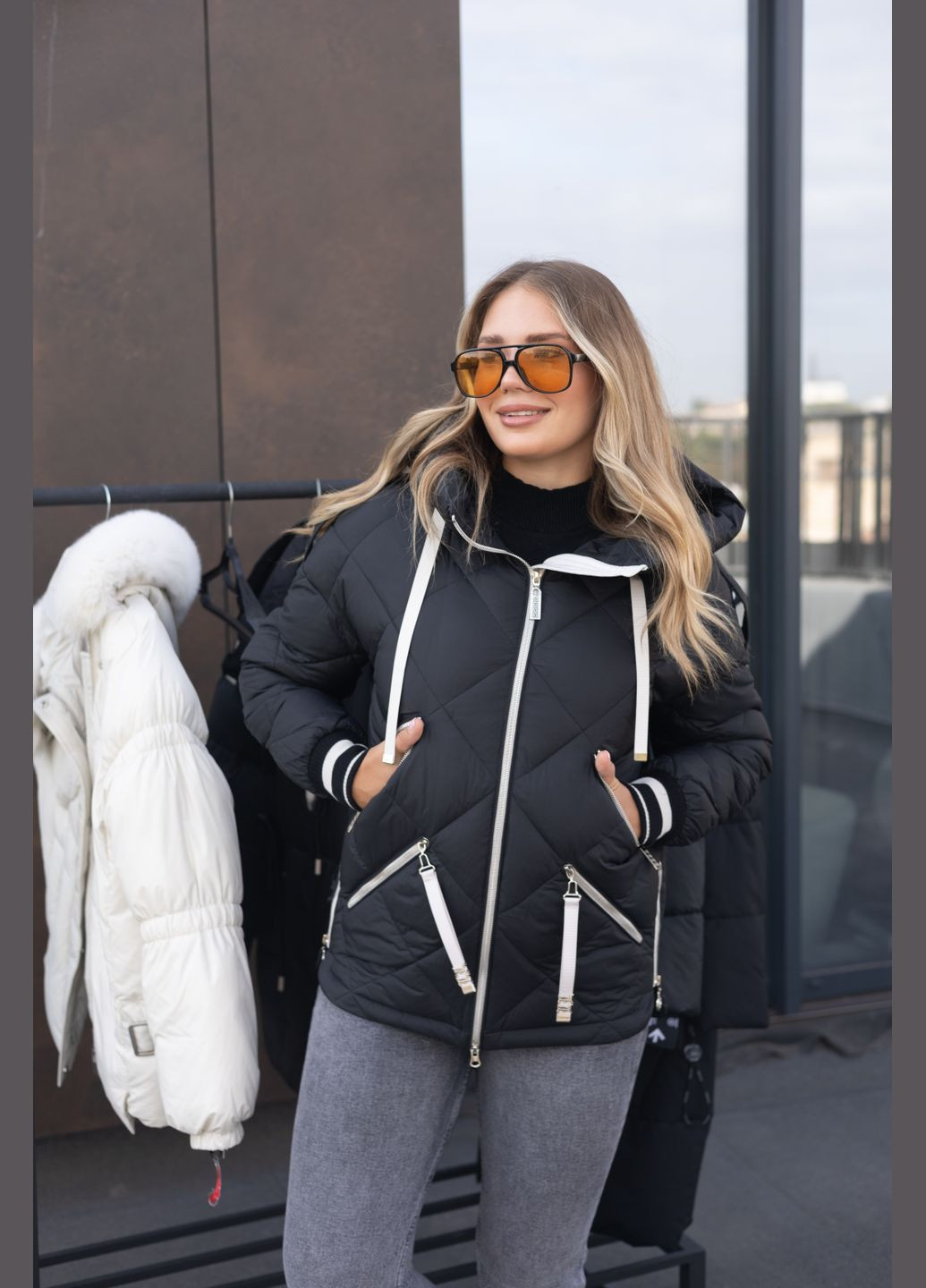 Чорно-біла зимня зимова коротка жіноча куртка чорна з молочним 122252 Svidni