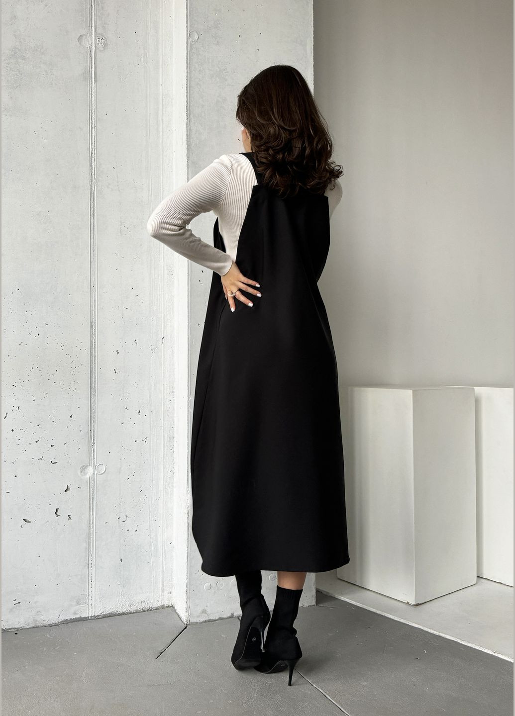 Демисезонный женский стильный сарафан свободного силуэта с вышивкой INNOE однотонный