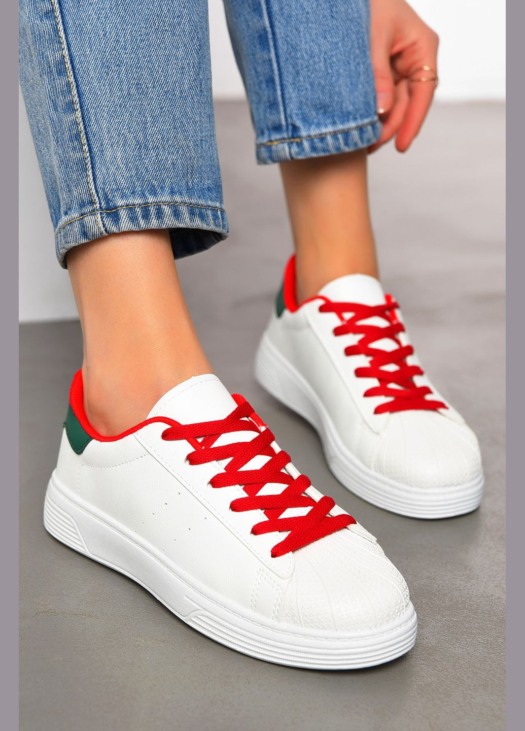 Кросівки жіночі білого кольору на шнурівці Let's Shop білі демісезони (322989071)