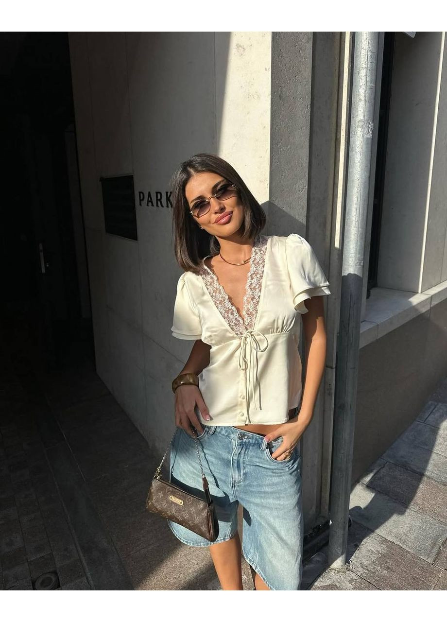 Молочна шовкова блузка з ніжним мереживом Україна