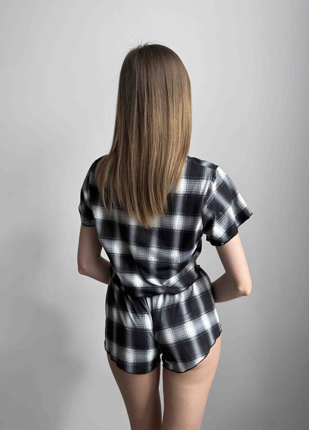Черная всесезон пижамка с шортами и футболкой в клеточку VIDCHUY
