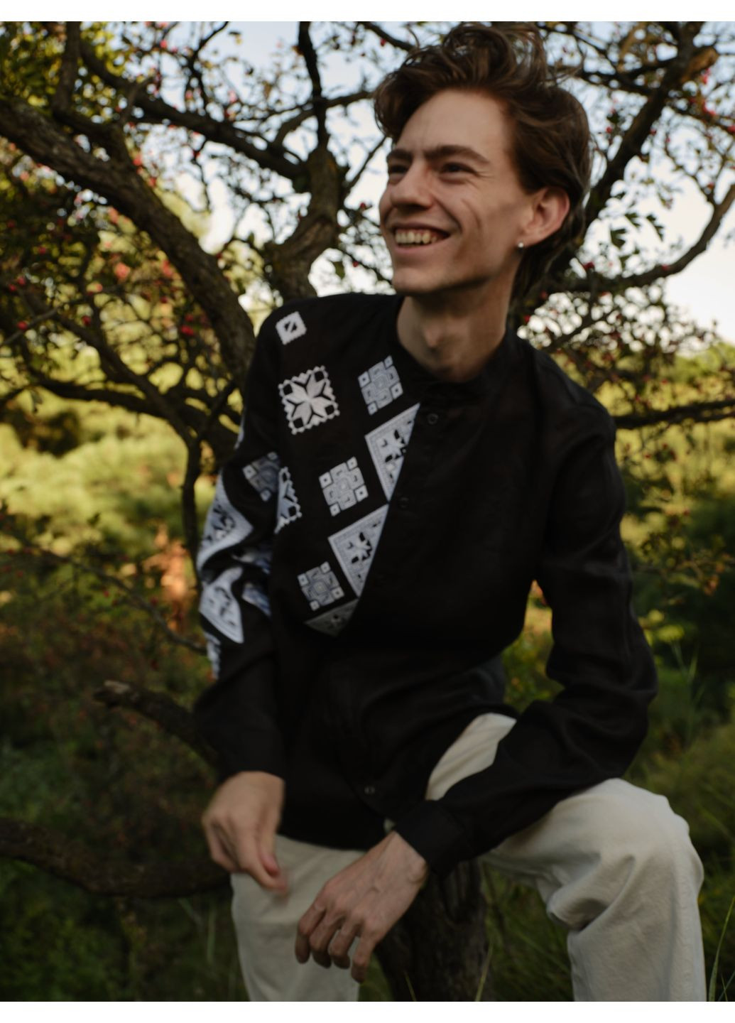 Чёрная черная мужская вышиванка на пуговицы говерла с белой вышивкой MOTYV узор орнамент лен (360999072)