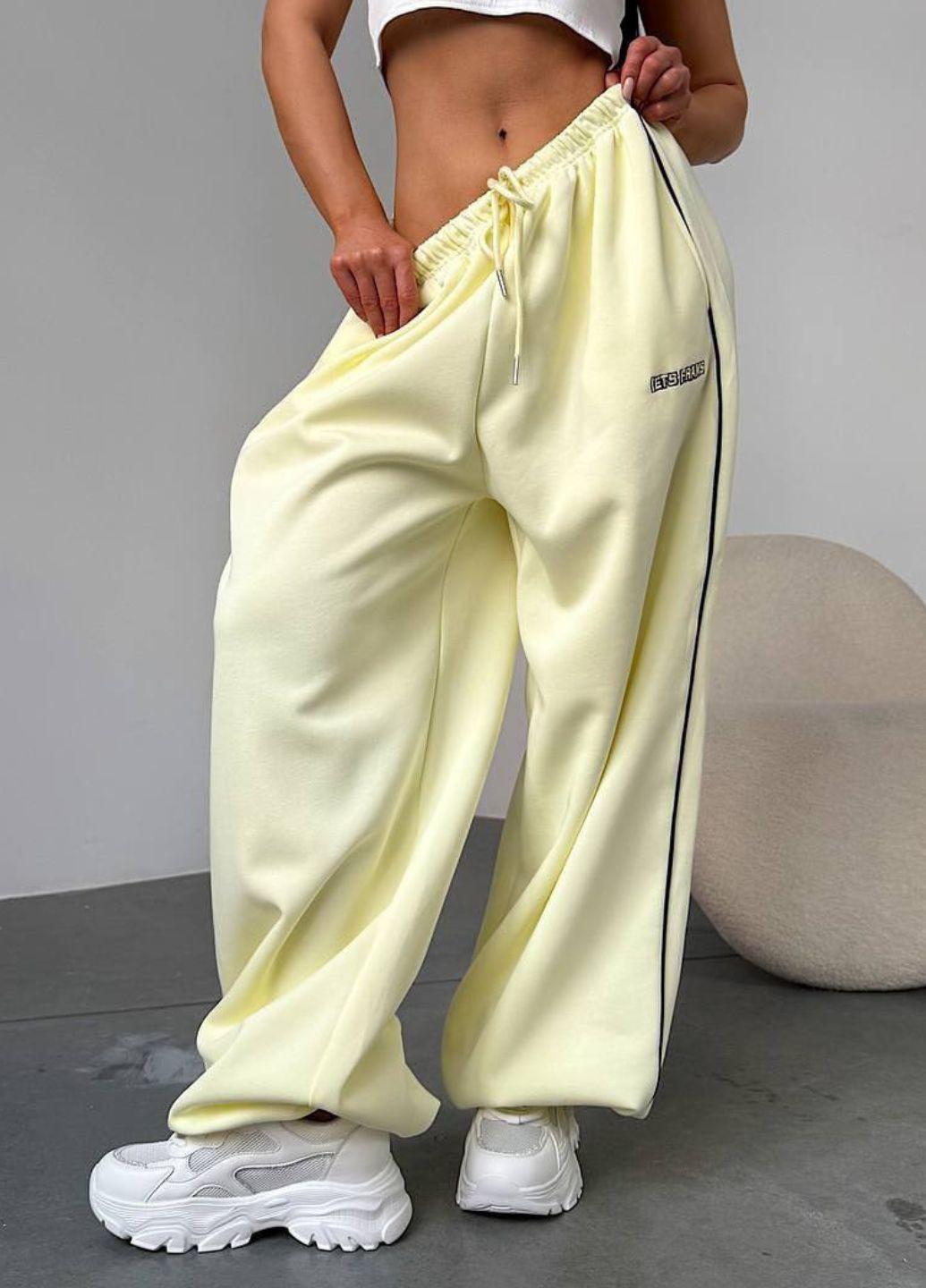 Базовые повседневные демисезонные брюки средней посадки с накатом и декорированные кантом. Tik-Tak (362539668)