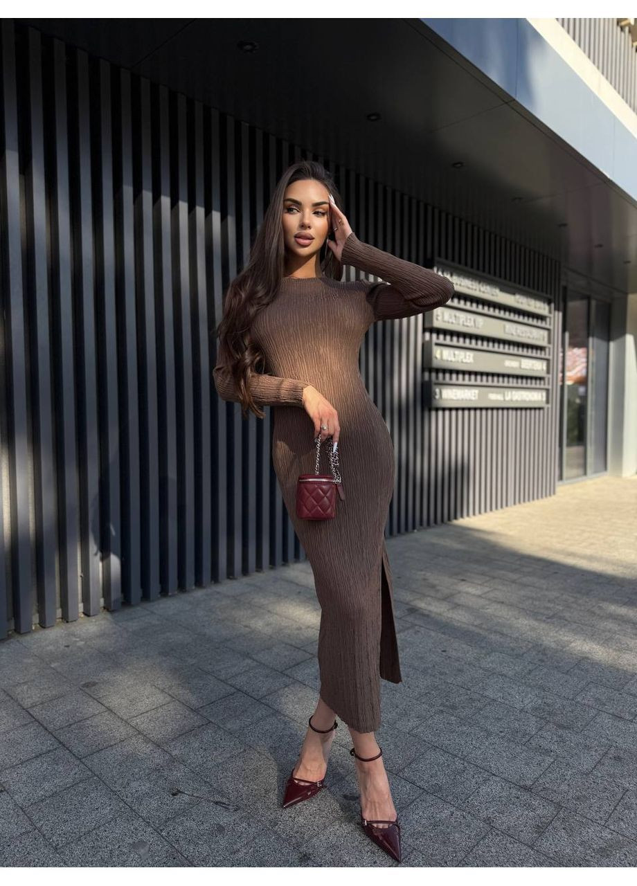 Темно-бежевое стильное базовое платье из фактурной ткани Vakko однотонное