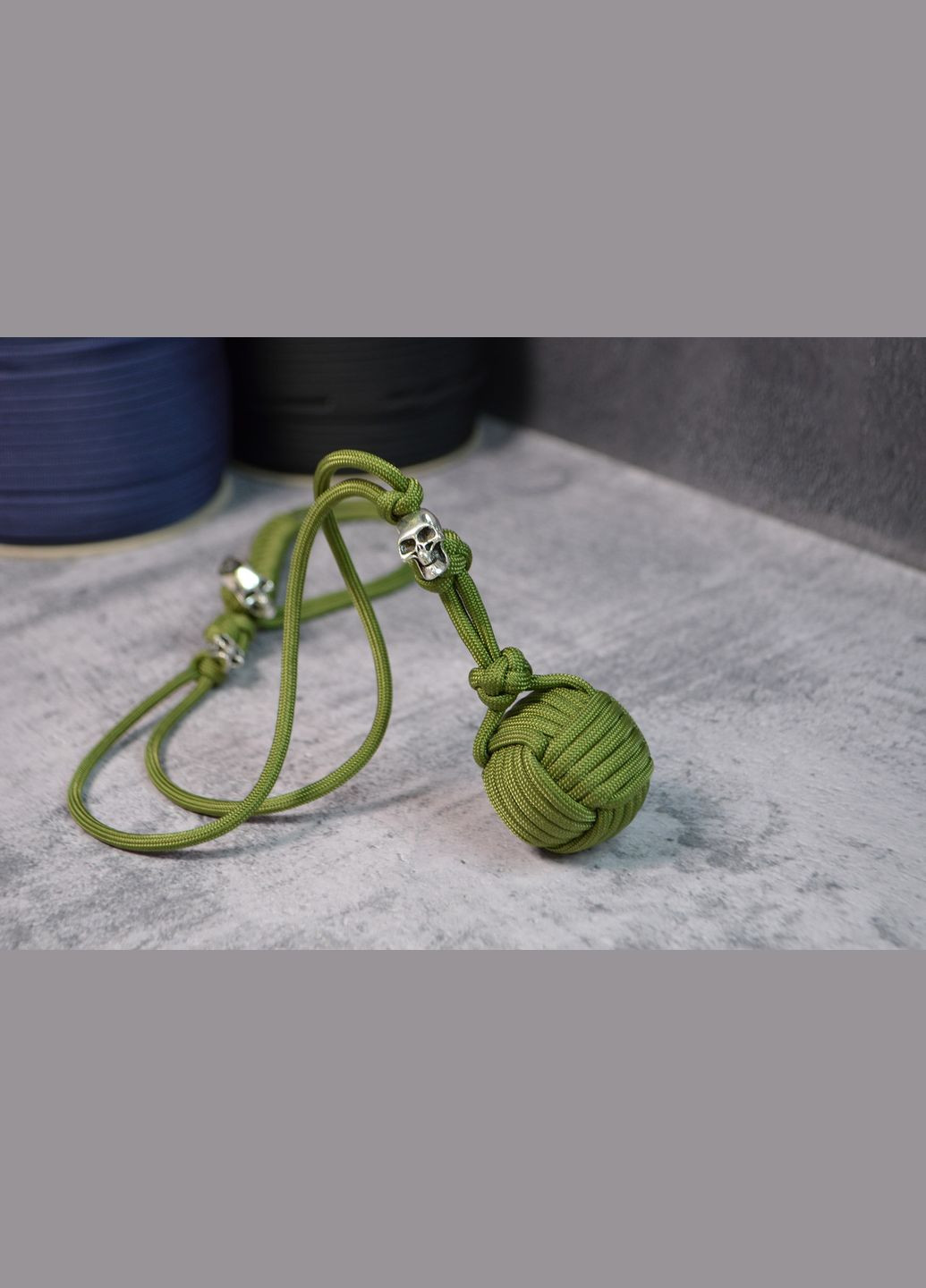 Кулак обезьяны кистень из паракорда с бусинами в виде черепов No Brand (355796115)