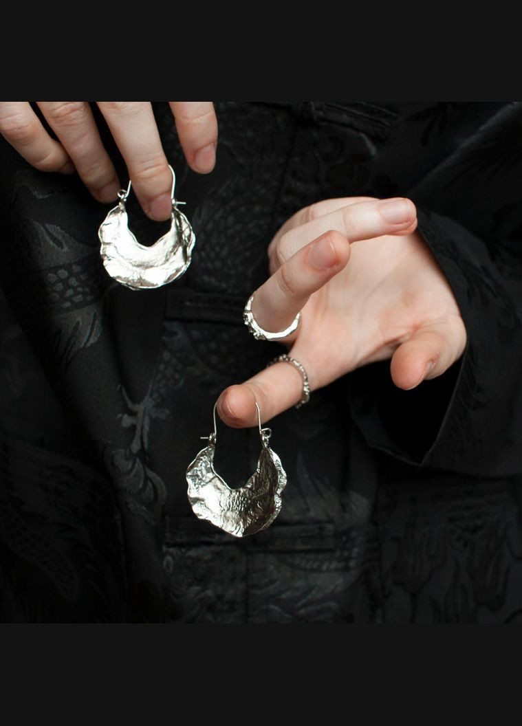 Серебристые серьги ретро эстетика стиль жидкого мятого металла объемные базовые с подвеской классические винтаж тренд лолита No Brand (335977534)