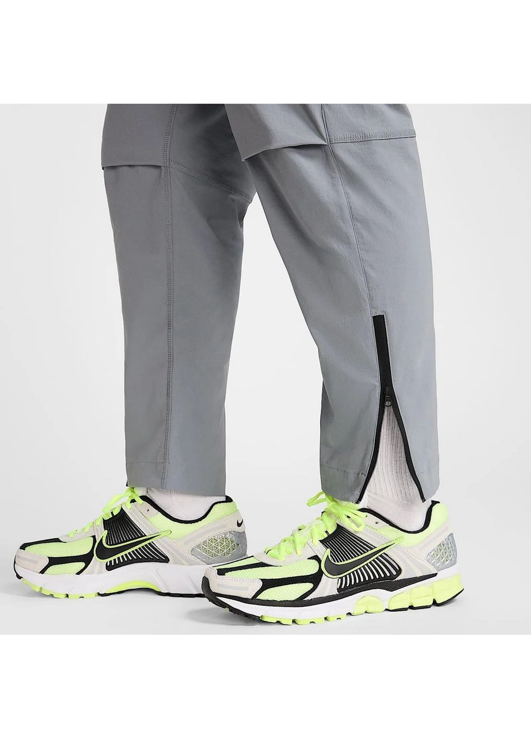 Серые демисезонные брюки Nike