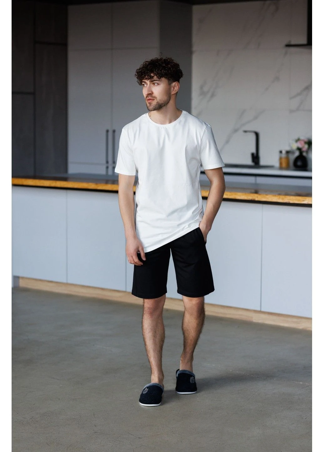 Комплект футболка молочная + спортивные шорты мужские SUMMER черные Handy Wear (329447836)